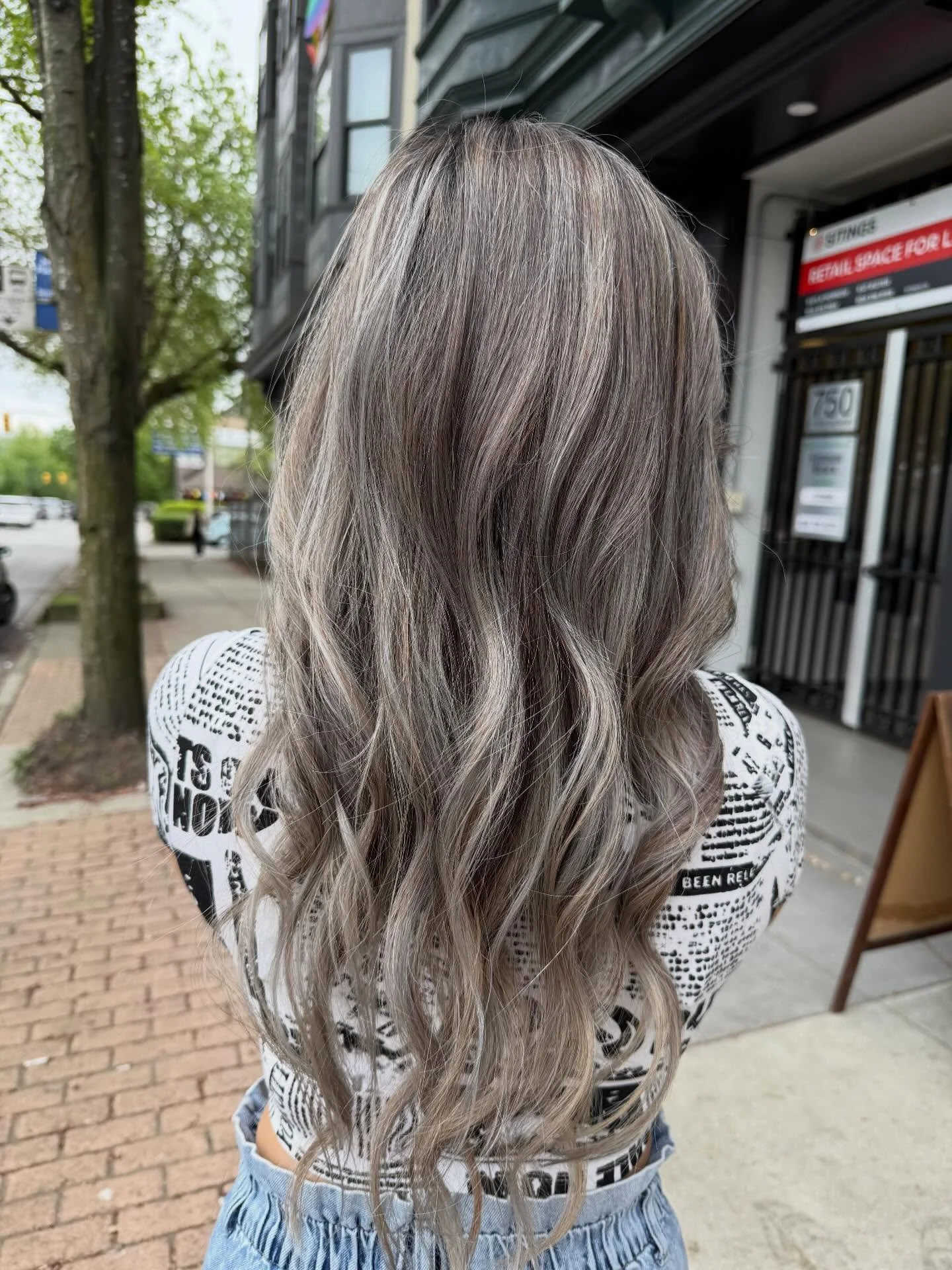 coolest blonde in the room!🤍🩶

#platinumgrey #cooltonedhair #vancouverhairstylist #hairinspo #behindthechair