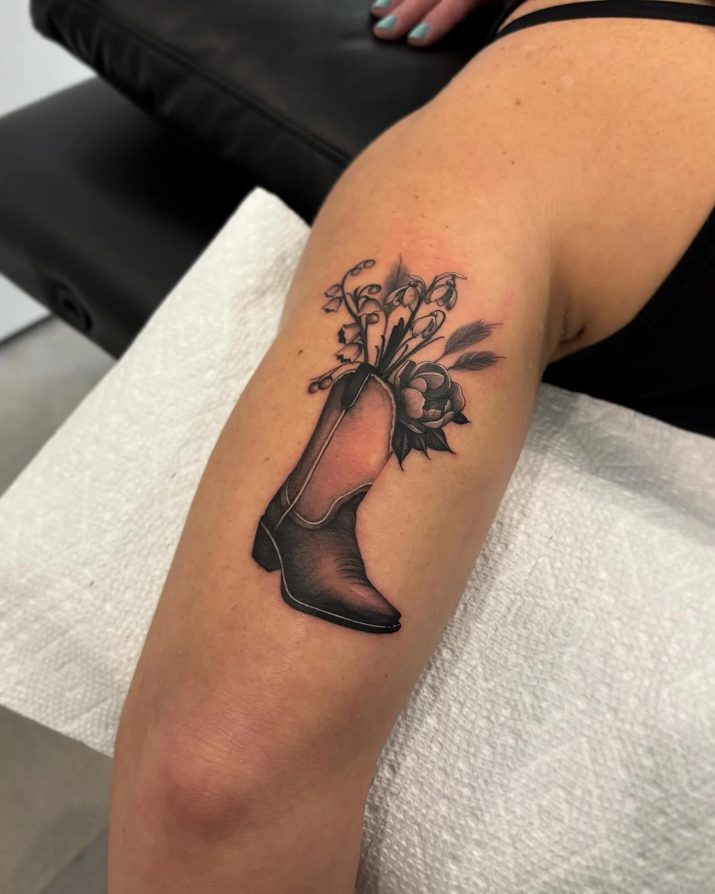 My clients second tattoo, that she got 2 days after her first! Had so much fun creating these pieces. Give me all the western tattoos! 🌵
Made with love with @bishoprotary and @goodguysupply 
@studioriisa @bishoprotary #bishoprotary #goodguysupply