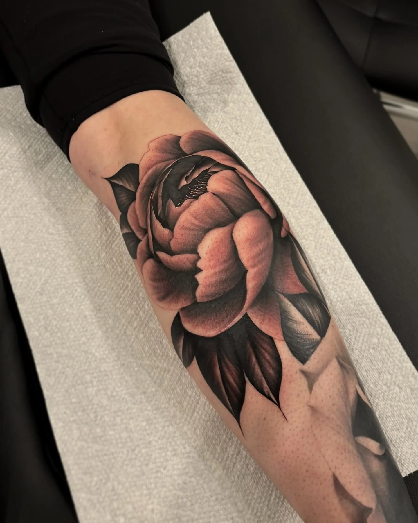 Addition to this leg sleeve in progress … florals forever 🌹🌹🌹 as I was tattooing this I thought to myself “I hope she never wants this lasered, cause this thing is saturated asfffffff” 😅
The lower / healed flower is a cover up