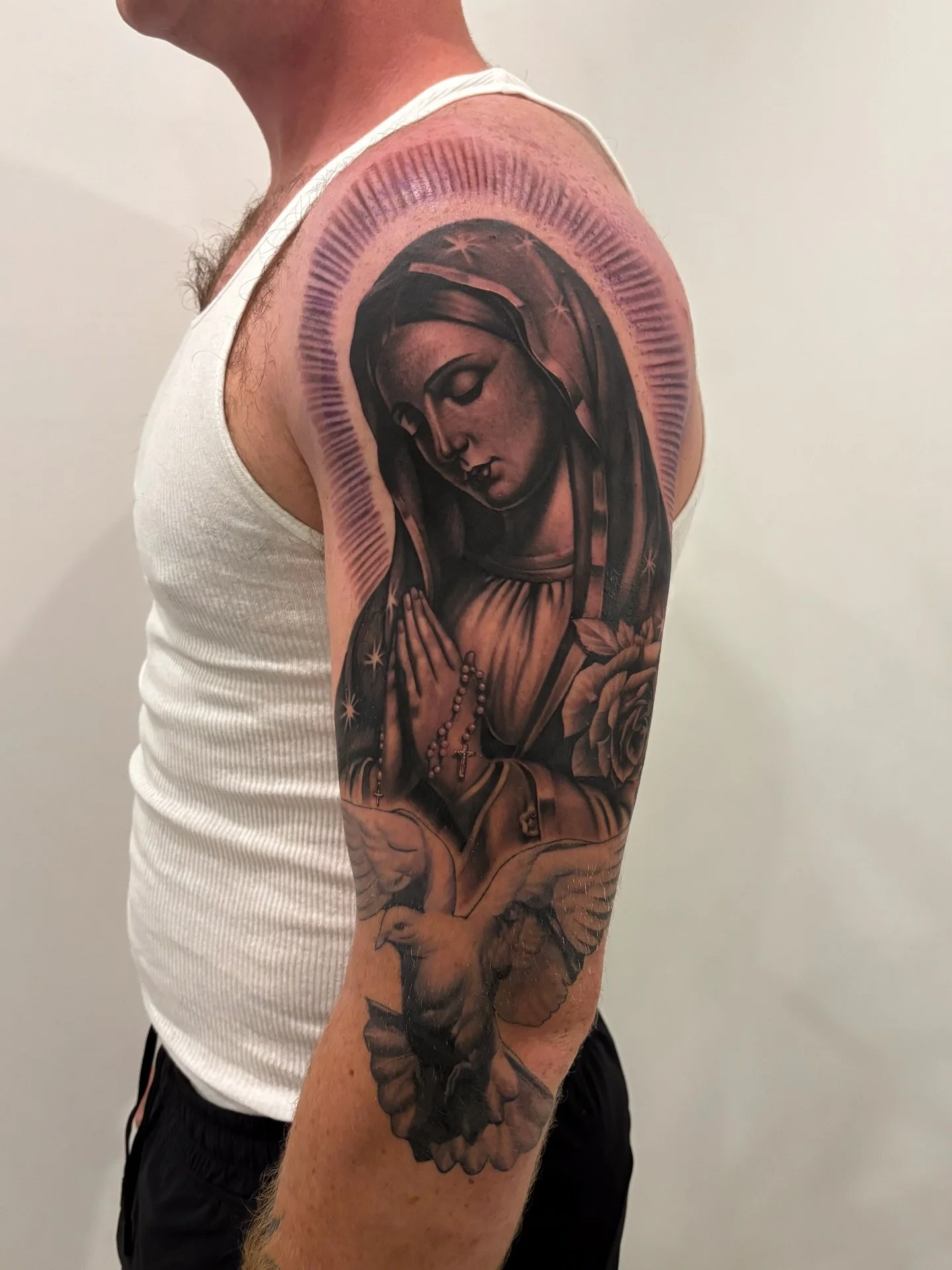 Been waiting my whole career to do this piece&hellip; my first Guadalupe! 🙏🏽🌹✨ I had so much fun creating this tattoo. Sleeve to be continued.. would love to do more like this! ✨

Made at @studioriisa using all my faves @bishoprotary @goodguysuppl