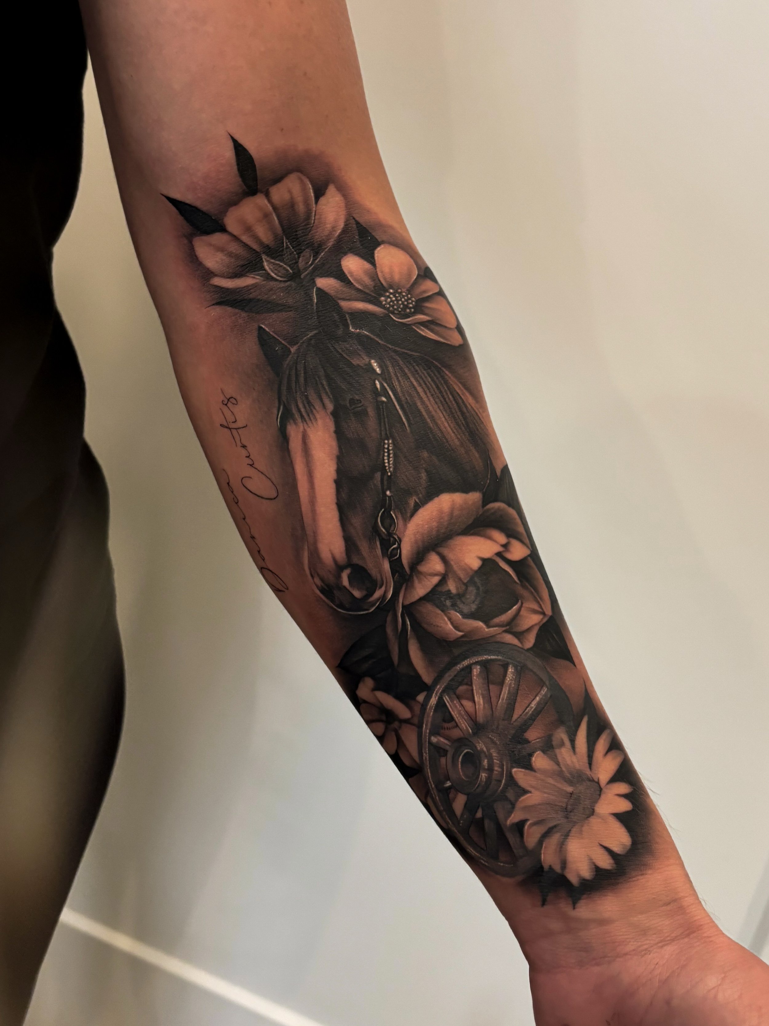 A tribute to her horse + children 🤍🐴🌾 

Absolutely loved creating this piece which quickly turned into one of my new favourite tattoos ever. I would love to do more western inspired pieces 🫶🏽✨

My books are currently OPEN! If you have an idea yo
