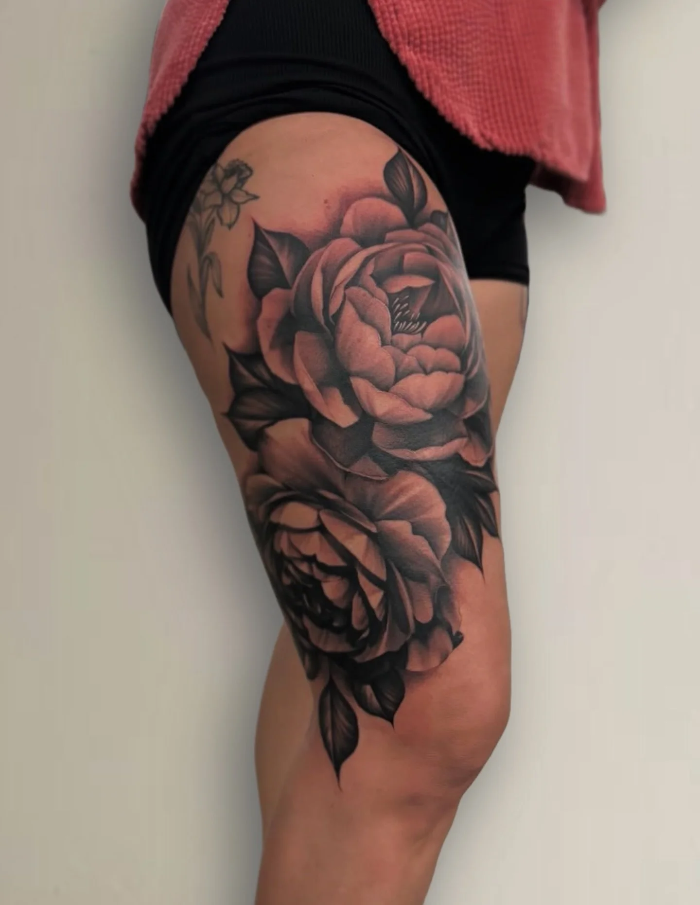 floral piece by @stephanieriisa ✨

Stephanie is currently booking for 2026! For all inquiries, please contact studioriisa@gmail.com

*the background on this photo was edited for aesthetic purposes. no other edits were made to this tattoo or photo.