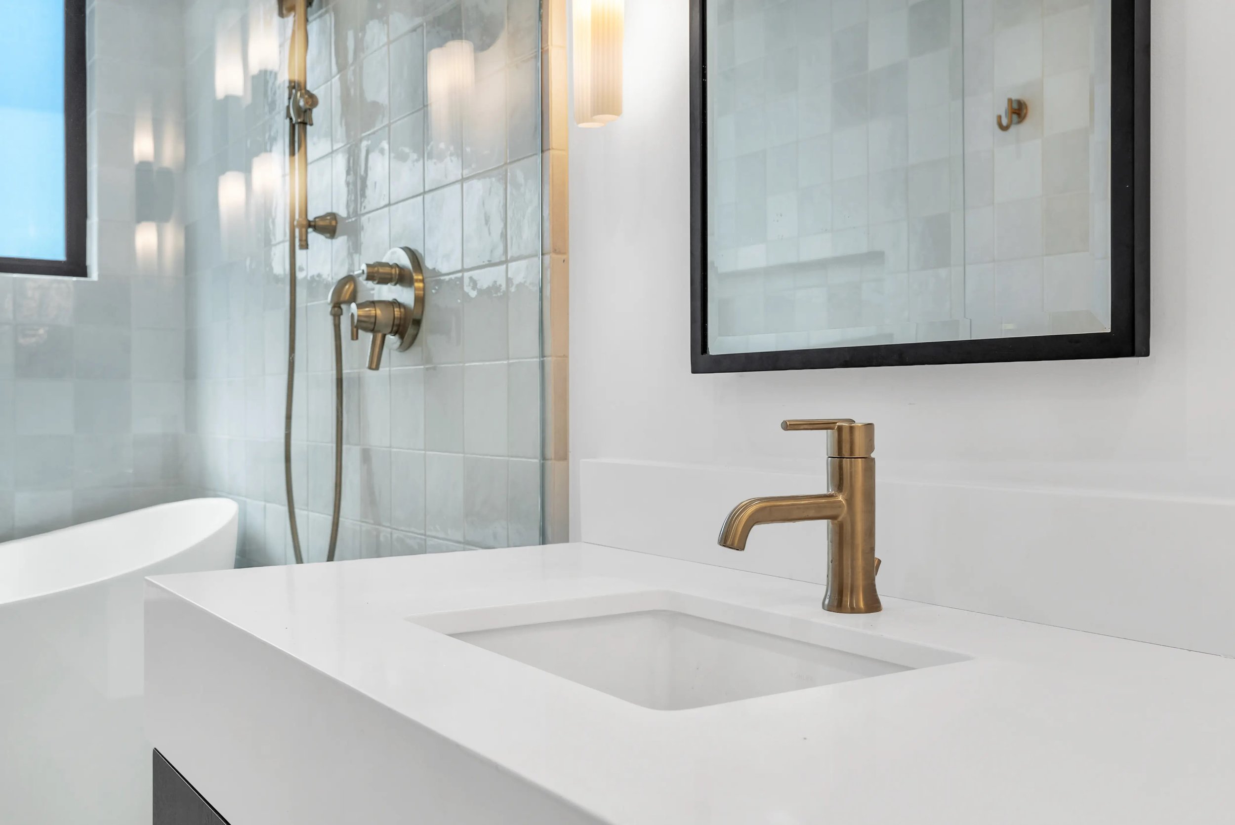 664b7133384325fcc75982f8_664a7b6a9f46c0096a22e67b_664a5c33bc93ca825cb63c24_Bay-Bathroom-1-3.jpg