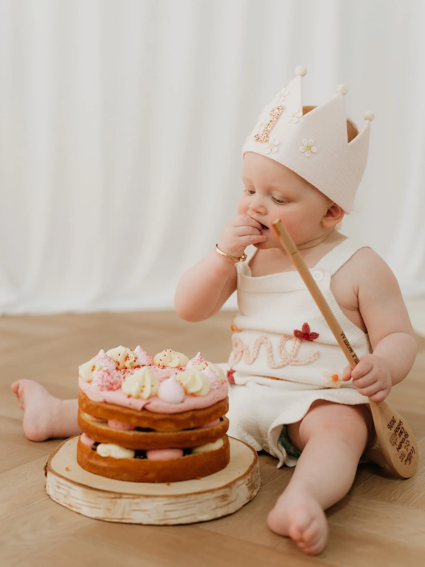 I&rsquo;m slightly late posting, but a massive happy first birthday to little Willow! This was her 3rd photoshoot with me so she&rsquo;s basically a professional model already. We can safely say she LOVED her cake smash!