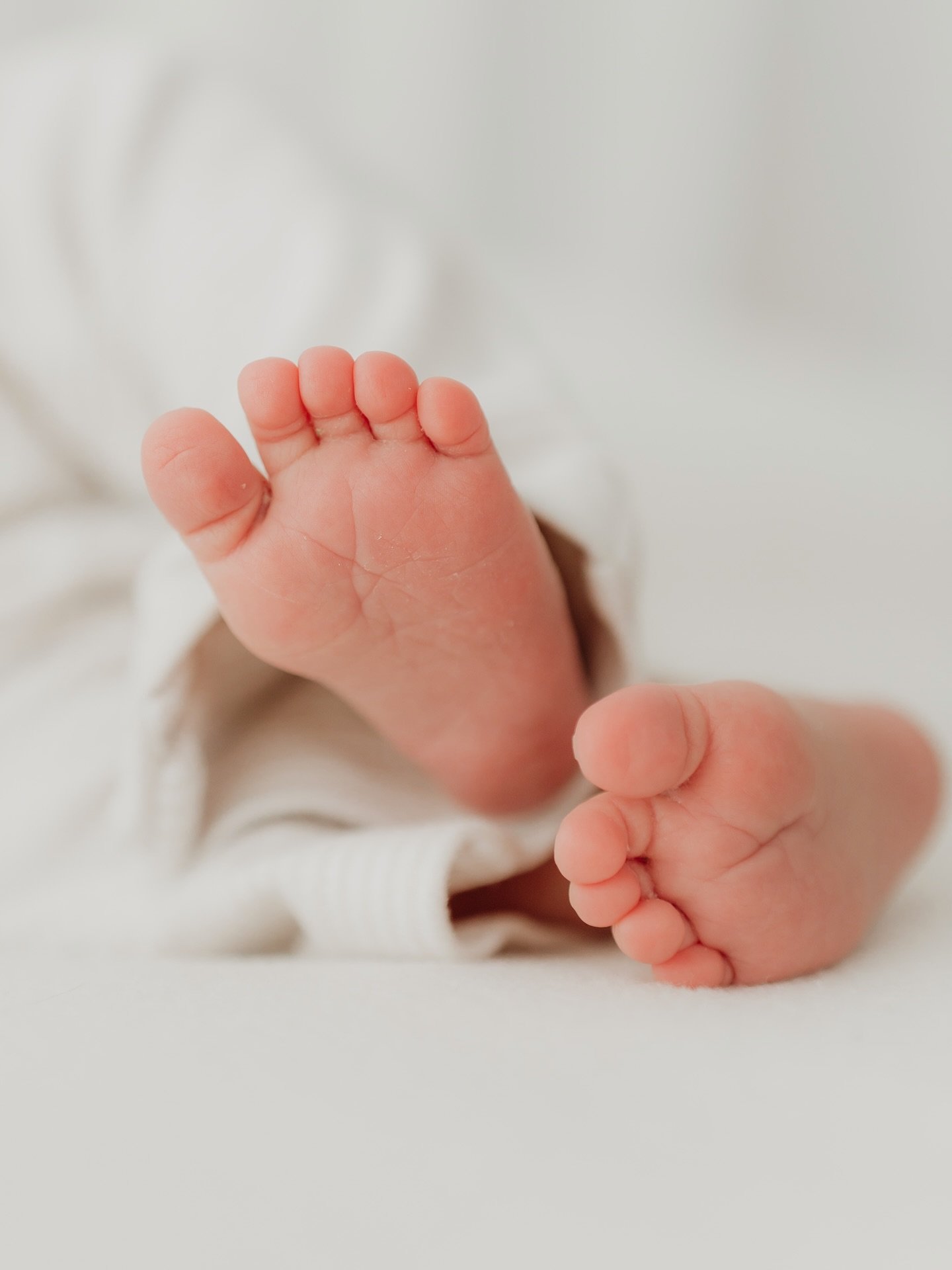 Little Charlie&rsquo;s tiny toes 🤍 I never get tired of capturing these little details