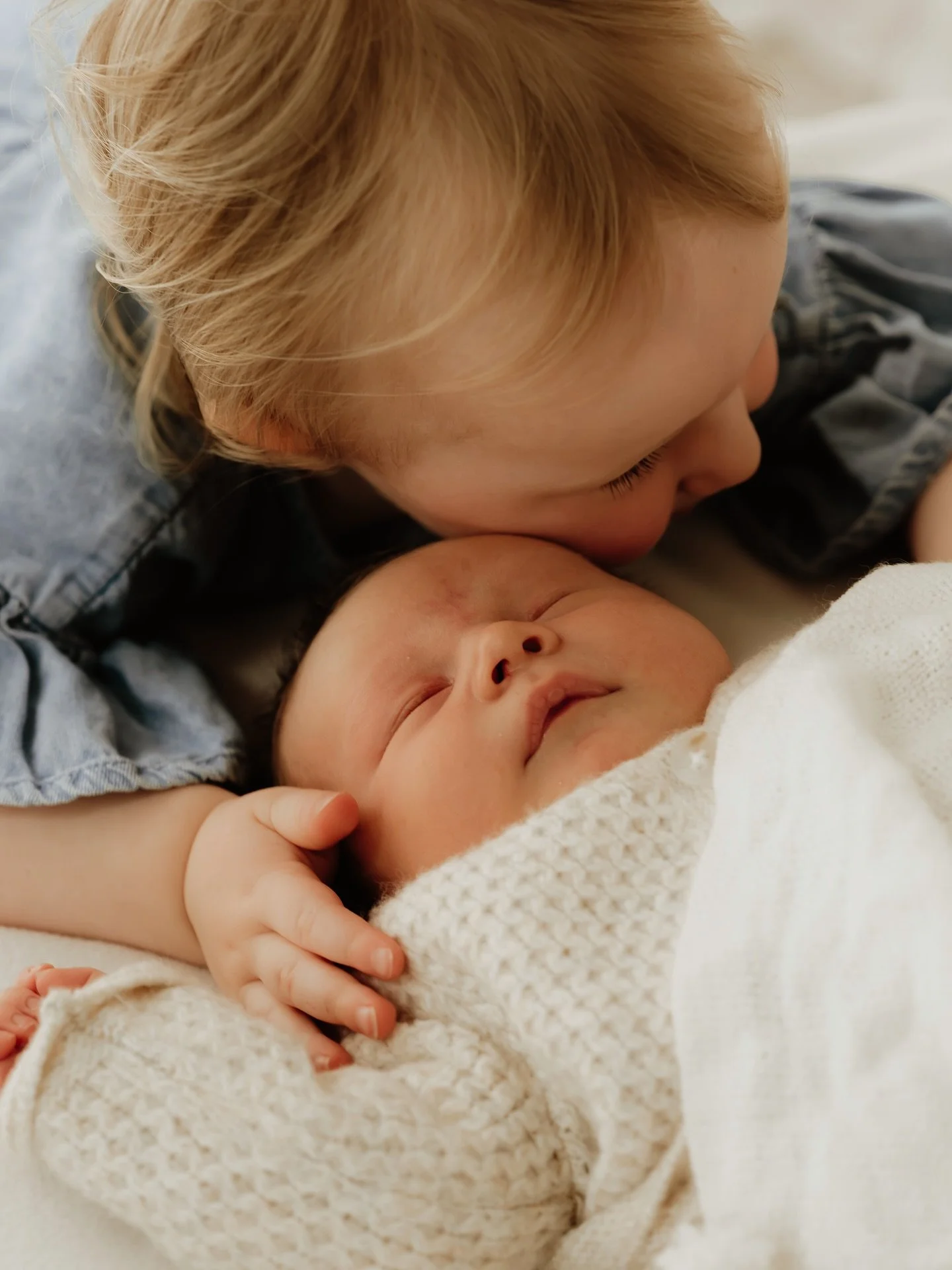 Olivia loves her new baby brother Charlie SO much already. It&rsquo;s amazing to see their bond already after just a few days. Scroll through to see Olivia&rsquo;s newborn shoot a few years earlier with big brother Teddy! 

Also shout out to Emma &am