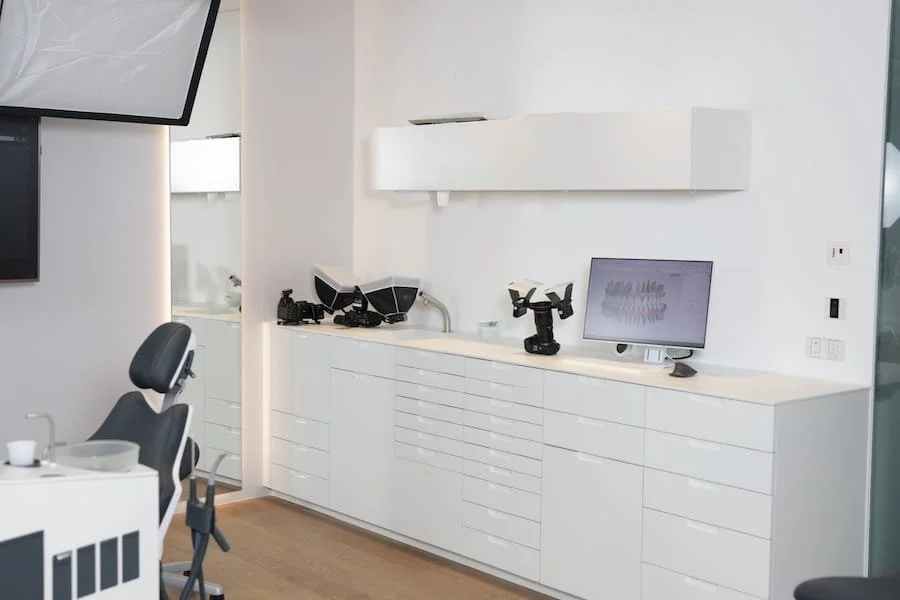 Moderner Behandlungsraum mit digitalem Scanner für kieferorthopädische Planung bei Dr. Claudia Pinter
