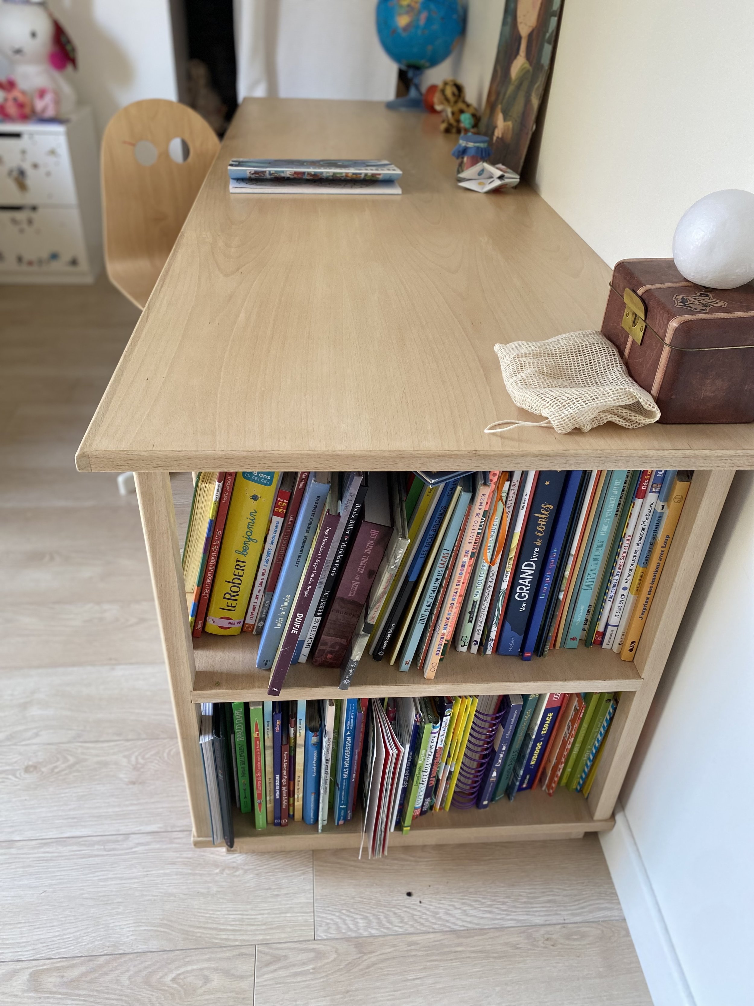 Bureau d'enfant sur mesure, avec deux caissons de rangements en melaminé blanc et une petite bibliothèque en hêtre massif, plateau en hêtre.
Installé à Montpellier