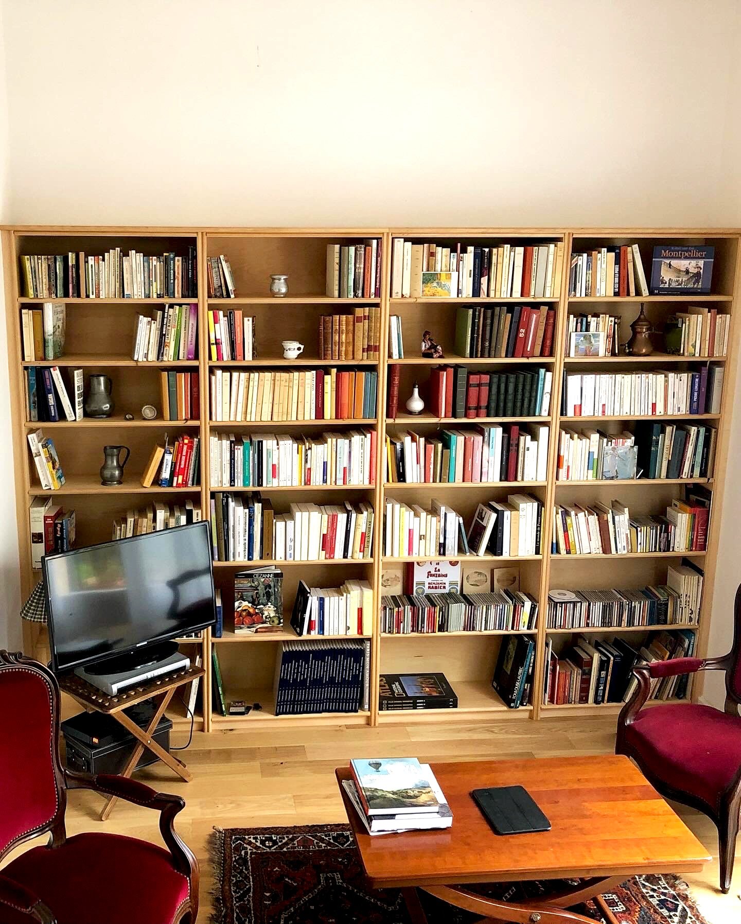 Bibliothèque en hêtre sur mesure, avec moulures.
Réalisé à Montpellier.