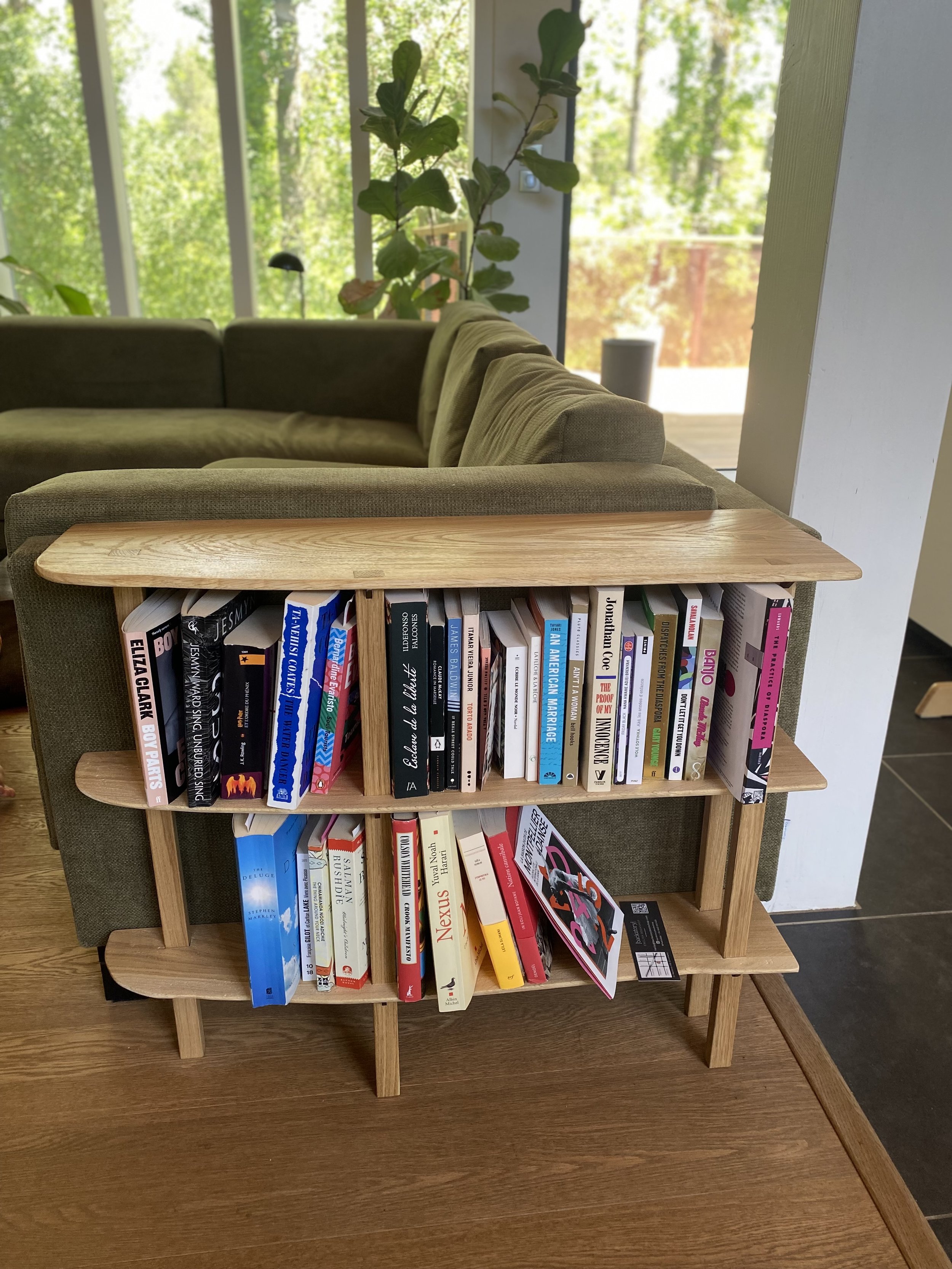 Petite table d'appoint/bibliothèque sur mesure, en chêne massif, avec bords vifs.
Réalise à Grabels
