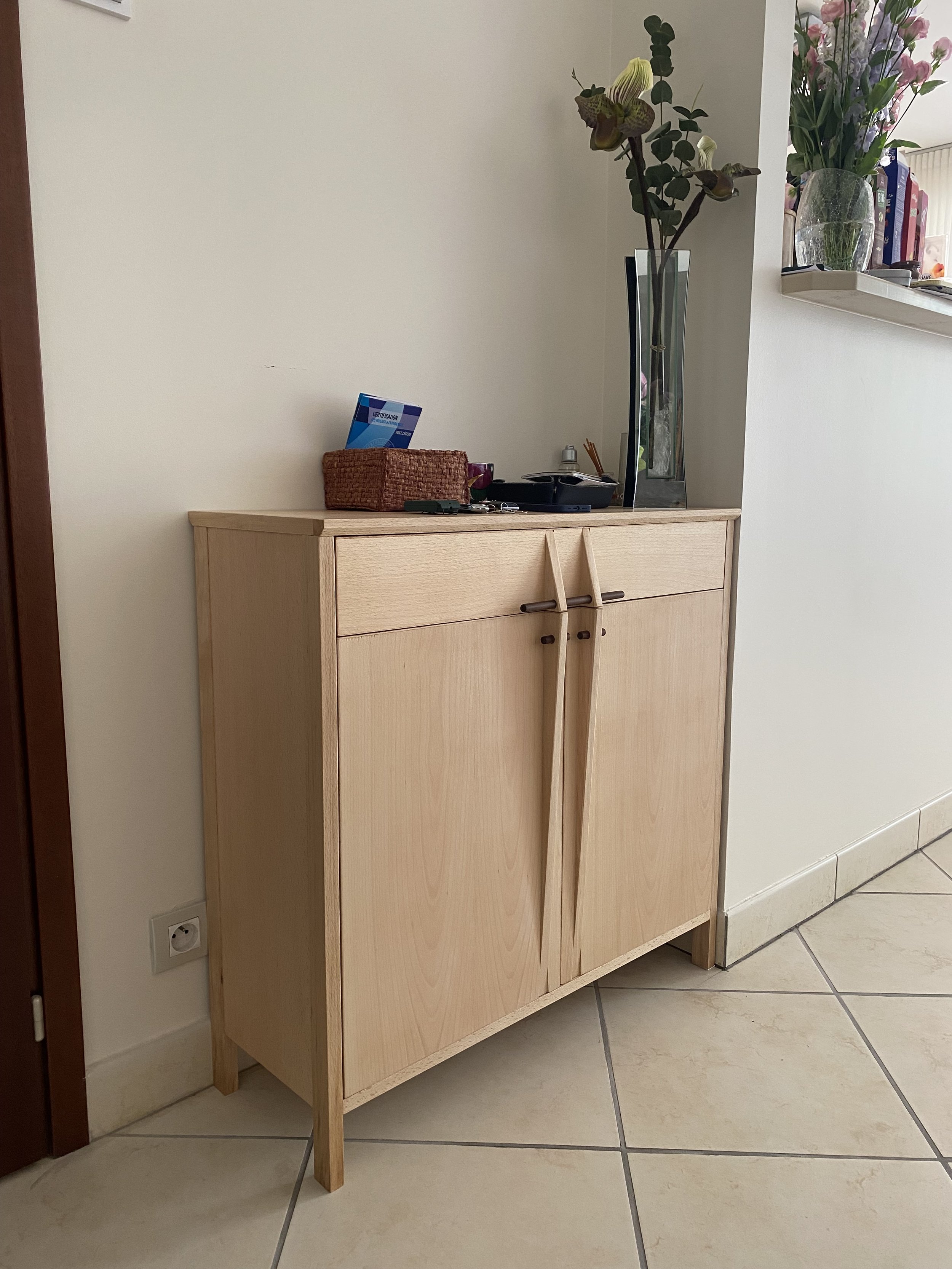 Meuble d'entrée sur mesure, en hêtre, poignets en ipé.
Installé à Fréjus, Côte d'Azur