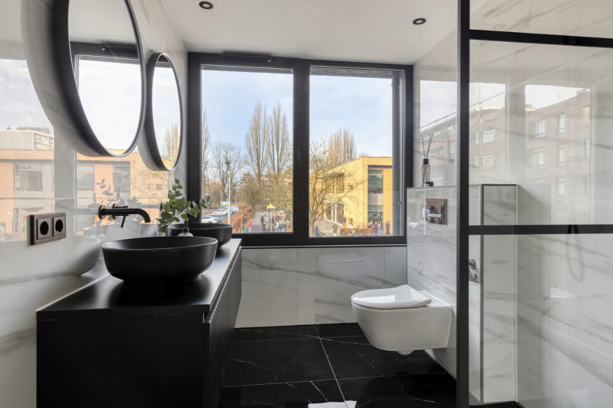 Bathroom 2 (First Floor)