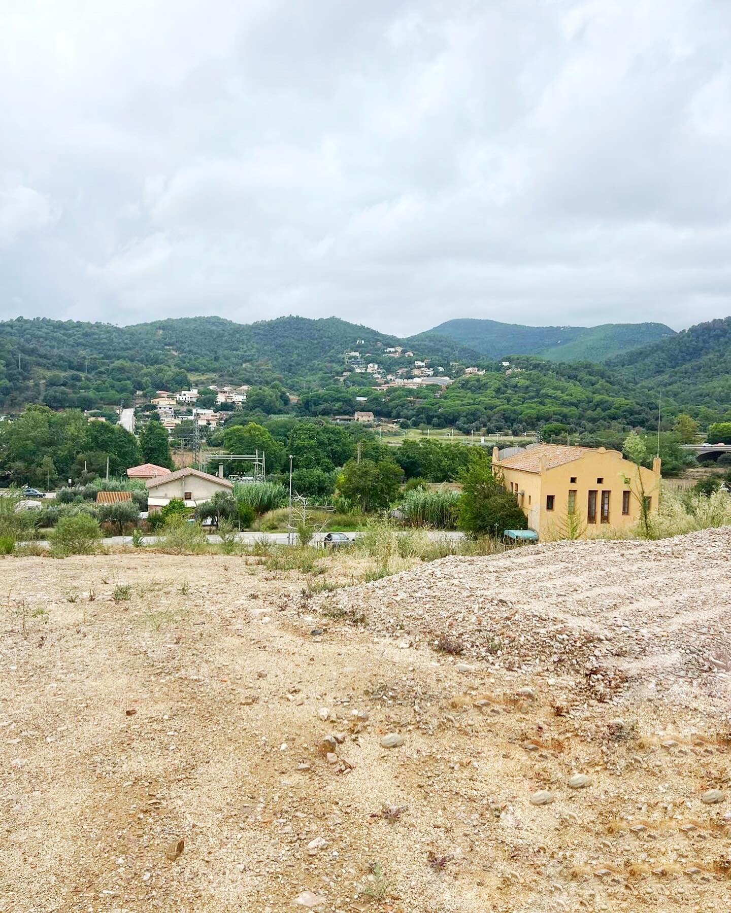 🌳Vistes privilegiades des de la parcel&middot;la industrial de l&rsquo;antiga f&agrave;brica SATI. Aviat comen&ccedil;aran les obres d&rsquo;urbanitzaci&oacute; del sector.