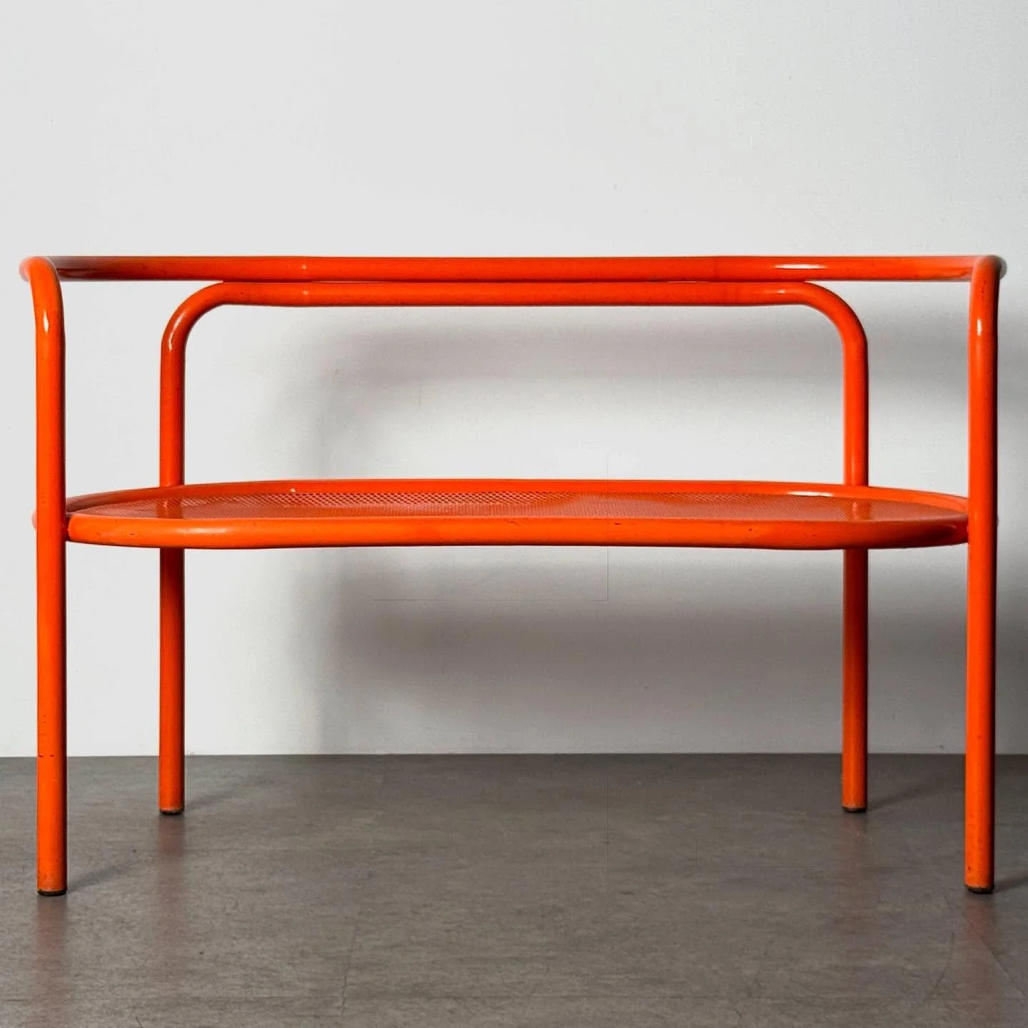 🍊 #gaeaulenti #locussolus #moderndesign #gardenbench #italiandesign #midcenturymodern #vintagefurniture #1960s #outdoorfurniture #settee #loveseat #20thcenturydesign #collectibledesign #midcenturymetal #midcenturymodernfurniture
