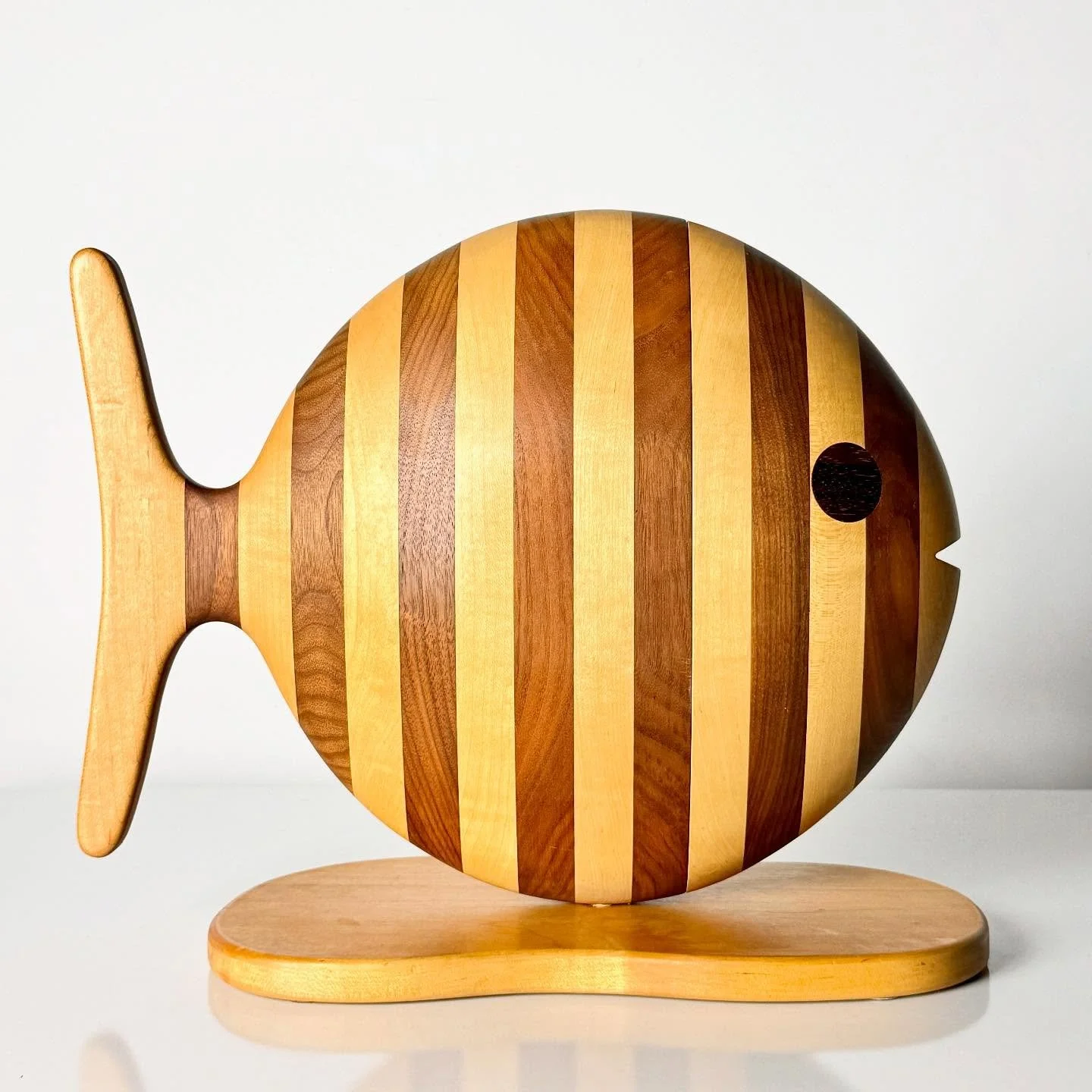 Gene Sherer 1984 🐟 #genesherer #americancraft #studiocraft #fish #jewelrybox #moderndesign #modernart #conversationpiece #uniquefinds #woodsculpture #handcrafted #artistmade