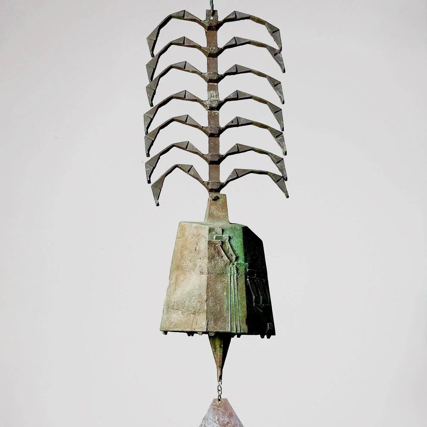 Big guy 🩻 #paolosoleri #arcosanti #cosanti #bronze #windbell #windchime #architecturaldesign #brutalist #soleribells #moderndesign #midcenturyliving #20thcenturydesign #outdoordesign #outdoorsculpture #gardendesign
