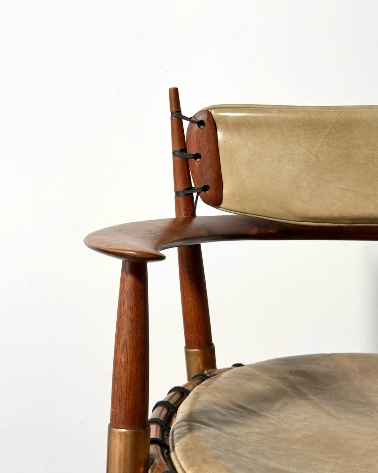 Can we talk about this chair? Hats off to its creator, whoever they are 🎩 #studiocraft #americancraft #moderndesign #interiordesign #sculpturalfurniture