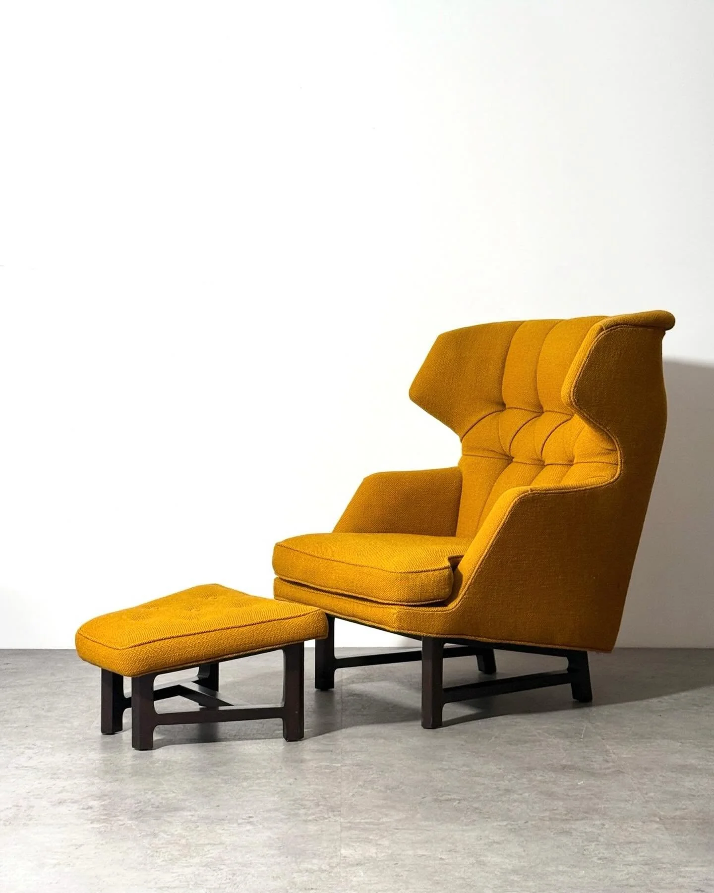 Dunbar at its absolute finest 🧡 #edwardwormley #dunbar #interiordesign #20thcenturydesign #wingbackchair