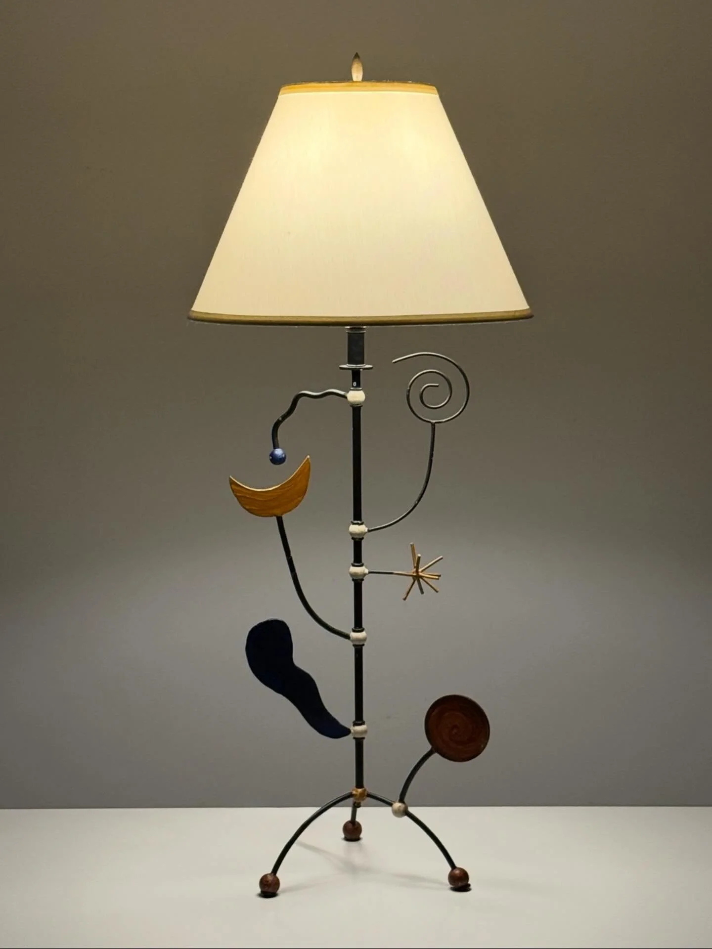 Exceptional table lamp by Leeazanne for the Lam Lee Group #postmodern #vintagelighting #moderndesign #interiordesign