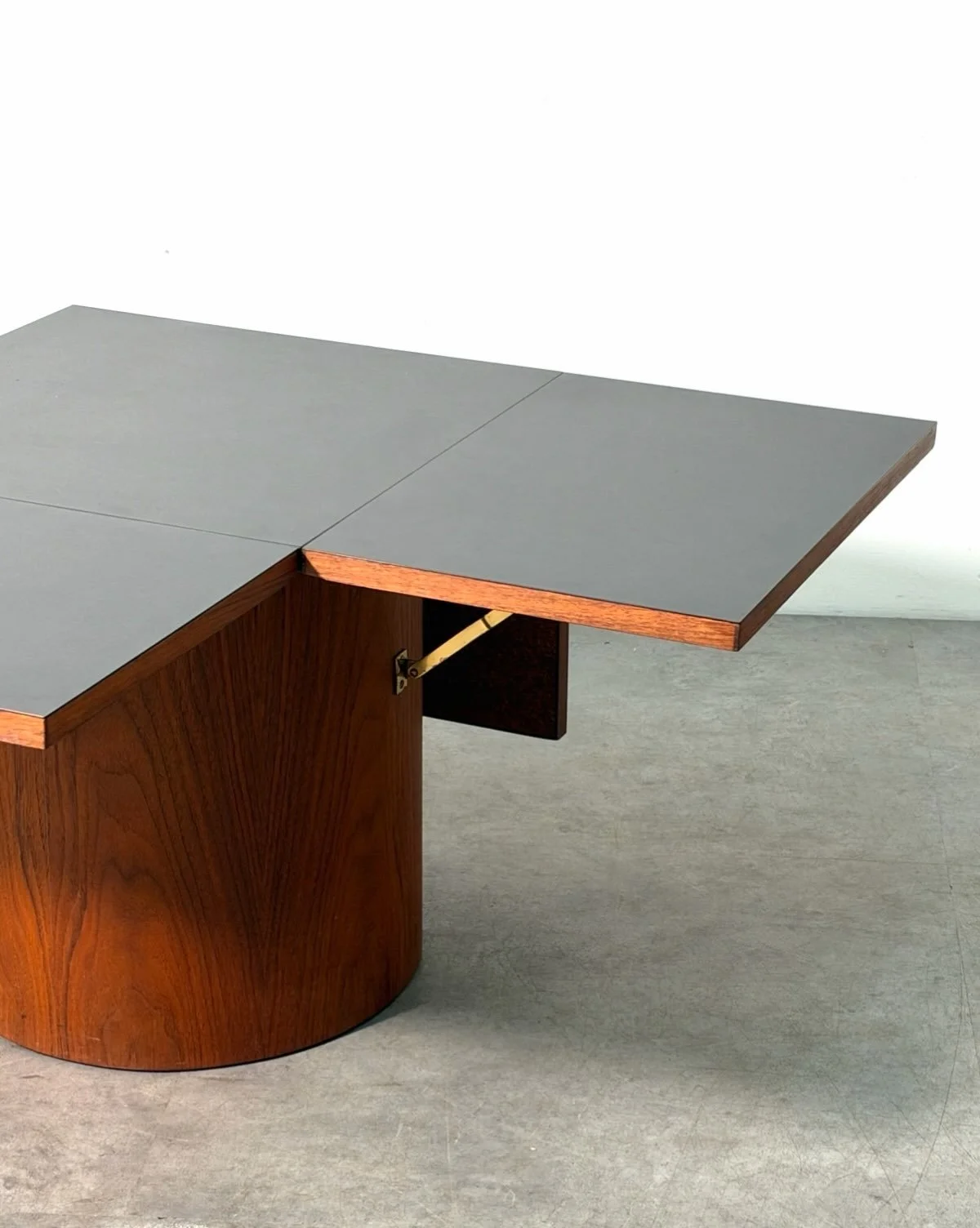 Vladimir Kagan Tic Tac Toe table #vladimirkagan #midcenturymodern #moderndesign #interiordesign #midcenturyfurniture