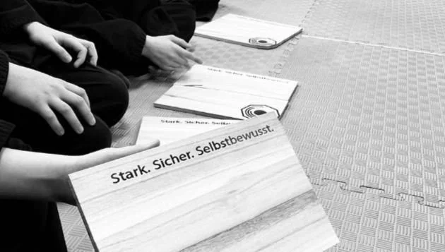 Glückwunsch den Graduierten! Es braucht viel Fokus und Disziplin um an dem Punkt anzukommen ein Brett mit der bloßen Hand zu zerschlagen.