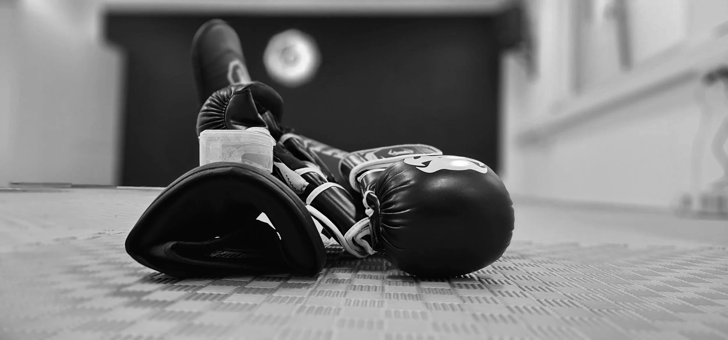 Schwarz-weiß-Foto einer sportlichen Frau beim Training, die schwer schwitzt und sich anstrengt.