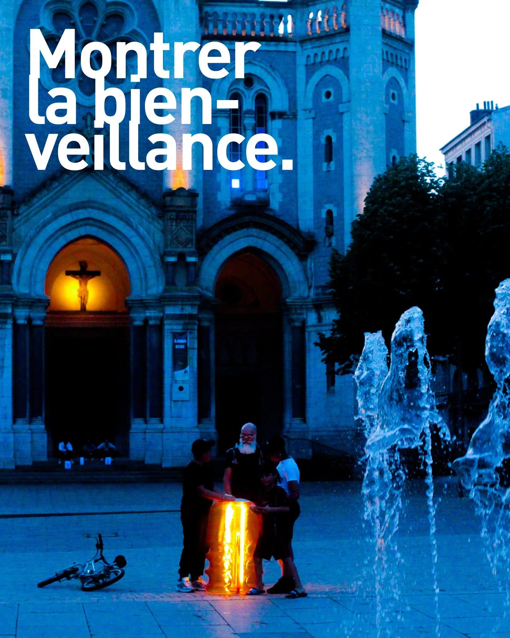 Consid&eacute;rant l&rsquo;espace urbain comme la maison du citoyen, notre recherche sur &laquo; l&rsquo;habiter de la ville &raquo; nous am&egrave;ne &agrave; penser la rue comme un espace domestique.

Pour faire communaut&eacute;, discuter et passe
