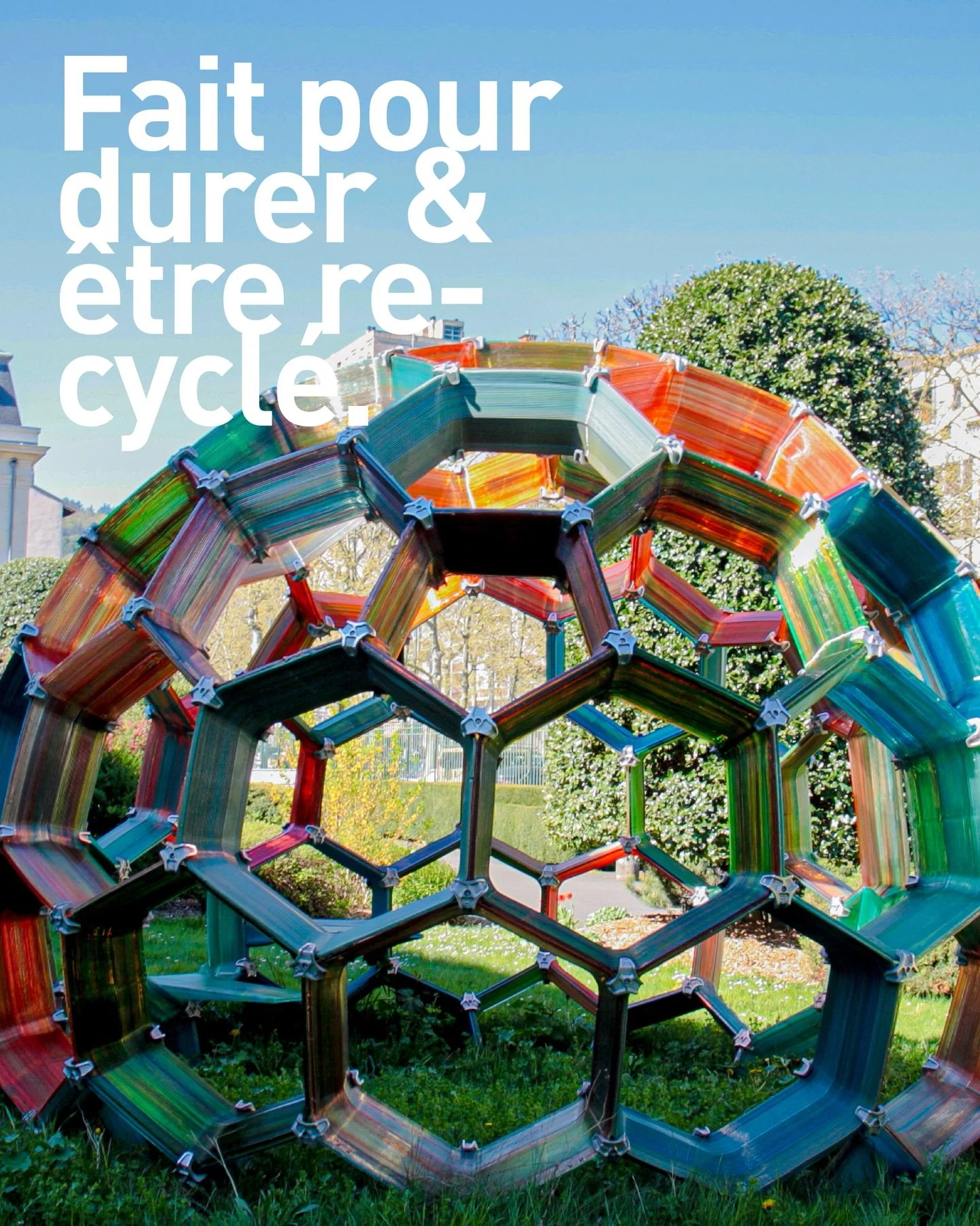 Parce que nous travaillons avec une mati&egrave;re beaucoup plus lourde que le bois par exemple, plus souple aussi, nous devons repenser la forme elle-m&ecirc;me pour atteindre un niveau d&rsquo;efficacit&eacute; structurelle suffisant.

Cette contra