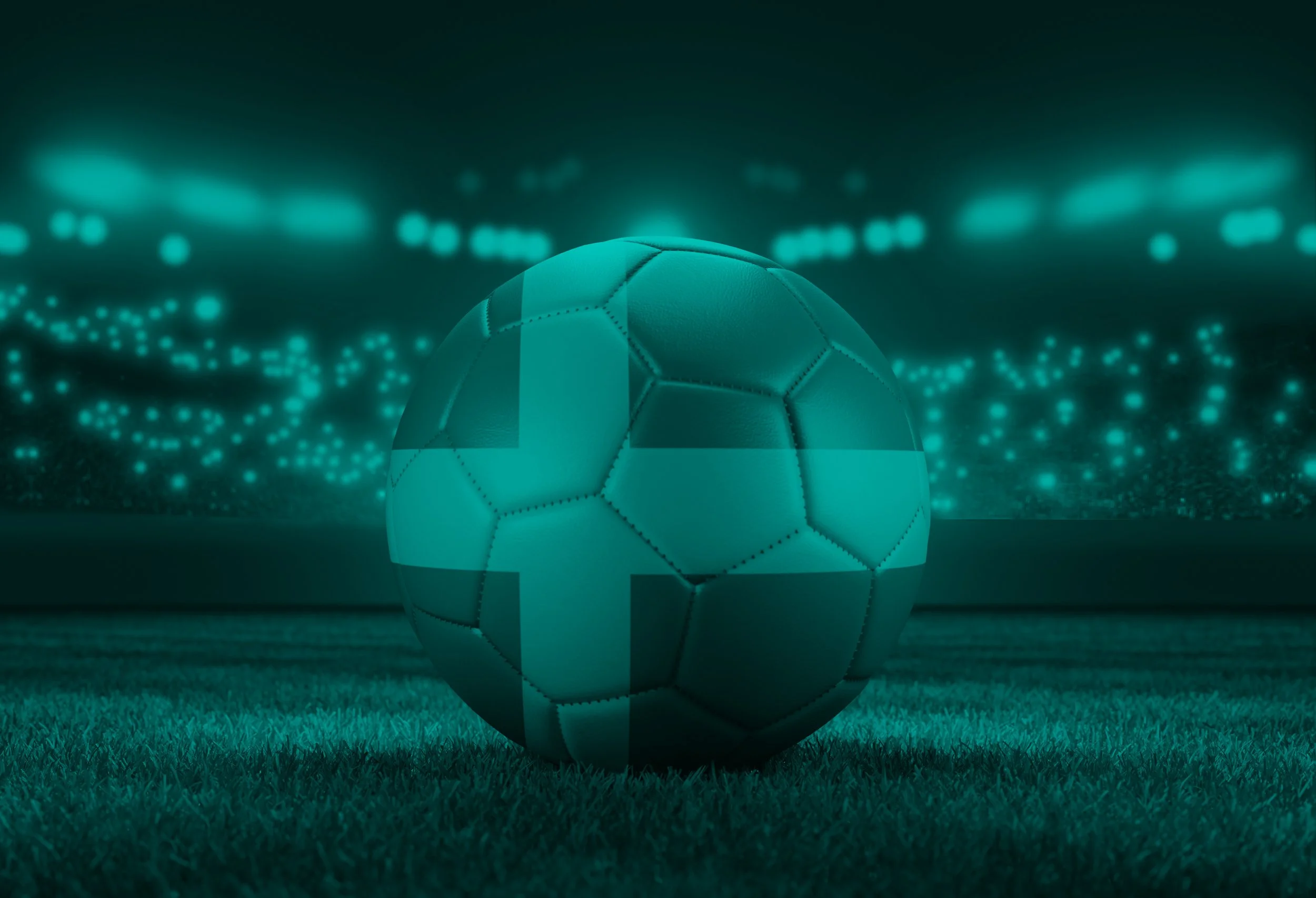 Fotboll på en fotbollsplan med en digital effekt och stadsljus i bakgrunden.