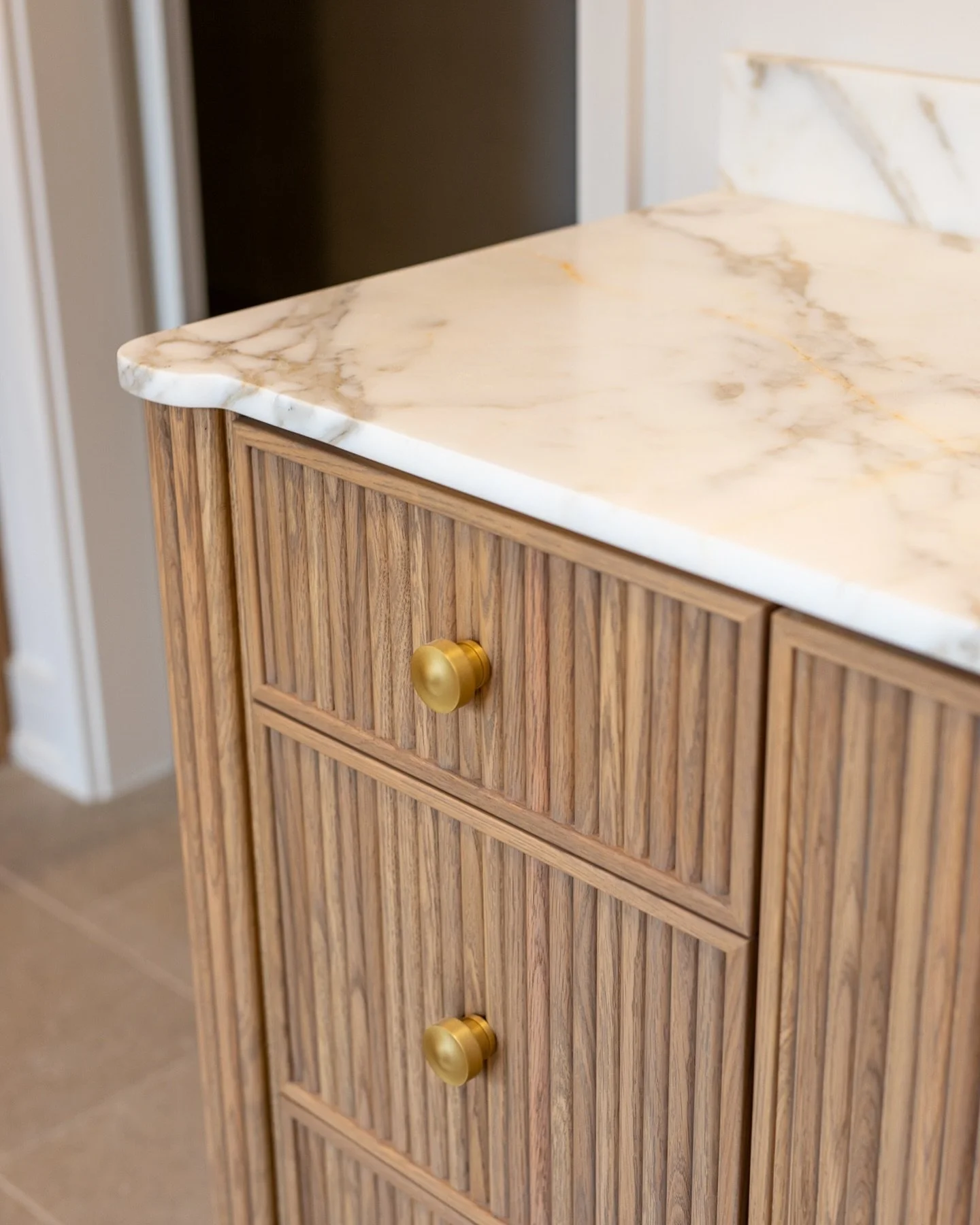 Reeded Cabinets 😮&zwj;💨

It's all in the details...

#customcabinetrydesign #customcabinetry #reededcabinets