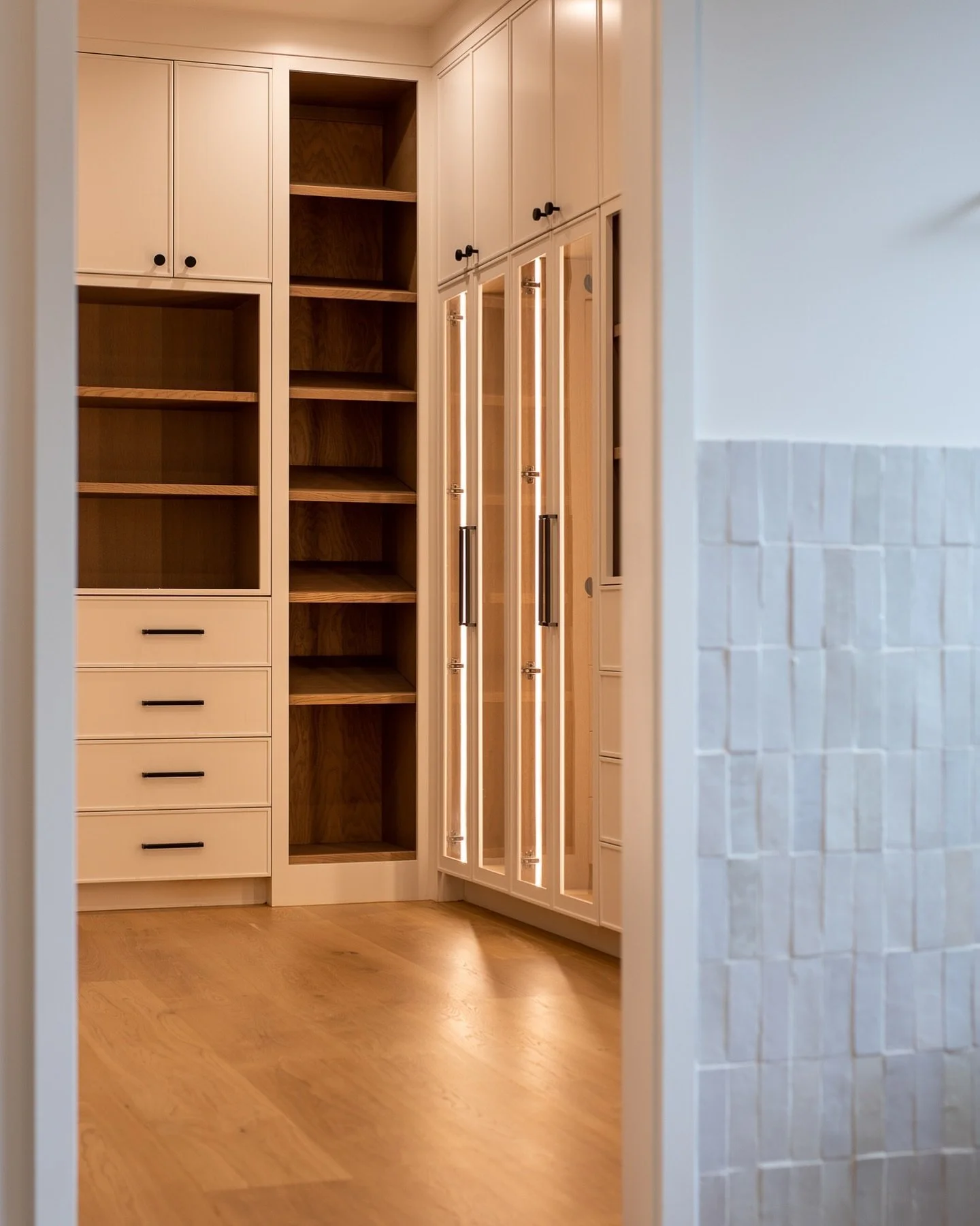Closet of your dreams? Definitely of ours 🤩

#customclosetdesign #gulfsidecustomcabinetry #woodworking