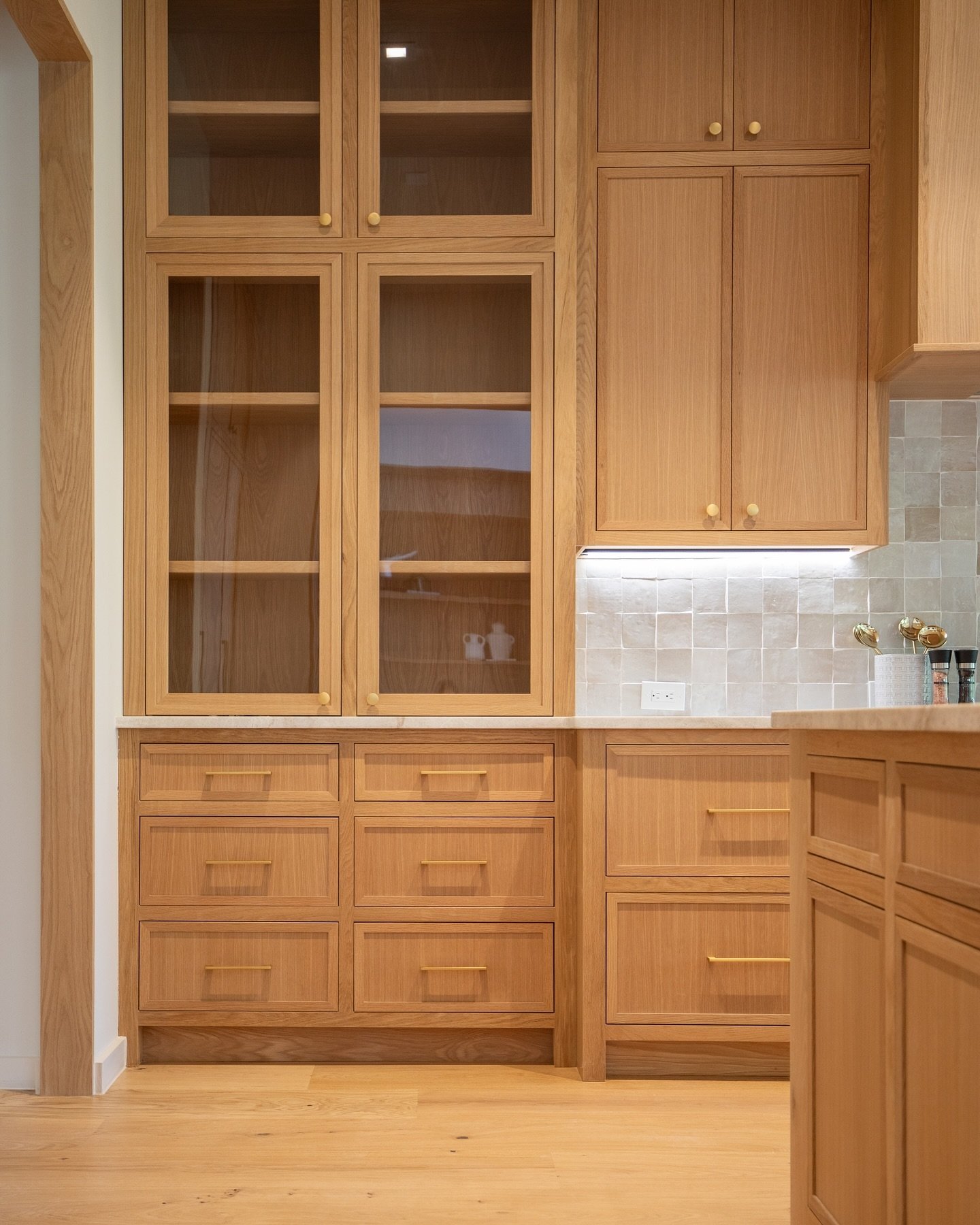 White Oak + Skinny Shaker = Stunning Kitchen

#gulfsidecustomcabinetry #whiteoak #kitchendesign #skinnyshaker