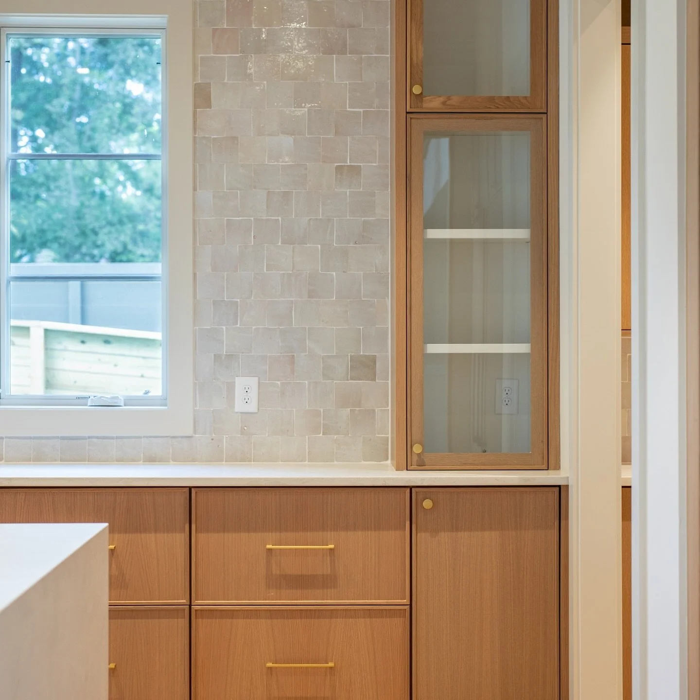 Pencil edge in custom white oak 😍

#customcabinetry #customcabinets #homedesign #kitchendesign