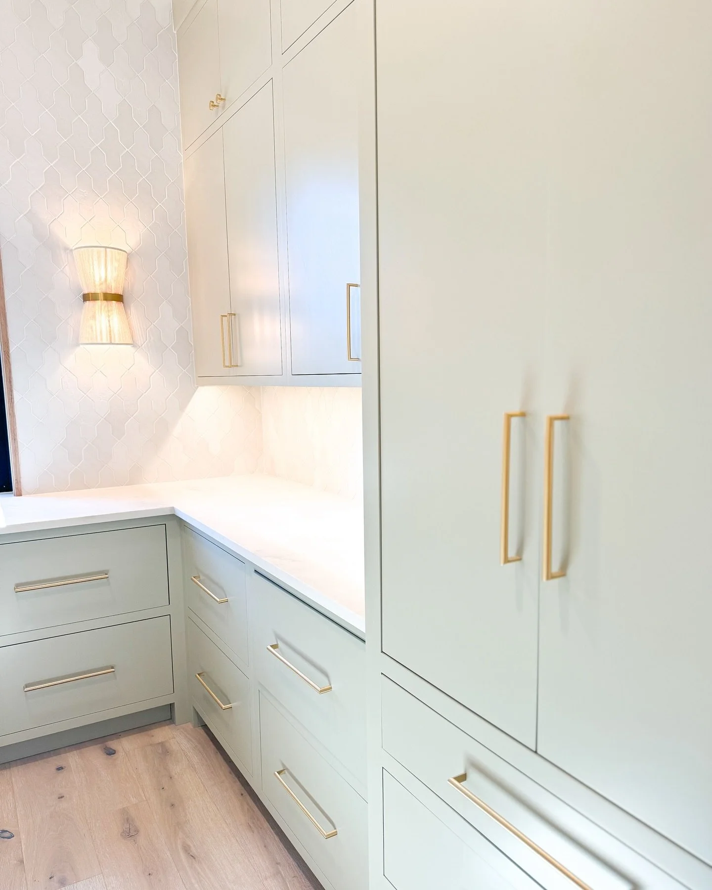 Light + Airy 🤩 We love these inset, slab front cabinets in this hidden butlers pantry.

#butlerspantry #hiddenpantry #customcabinetry #homedesign
