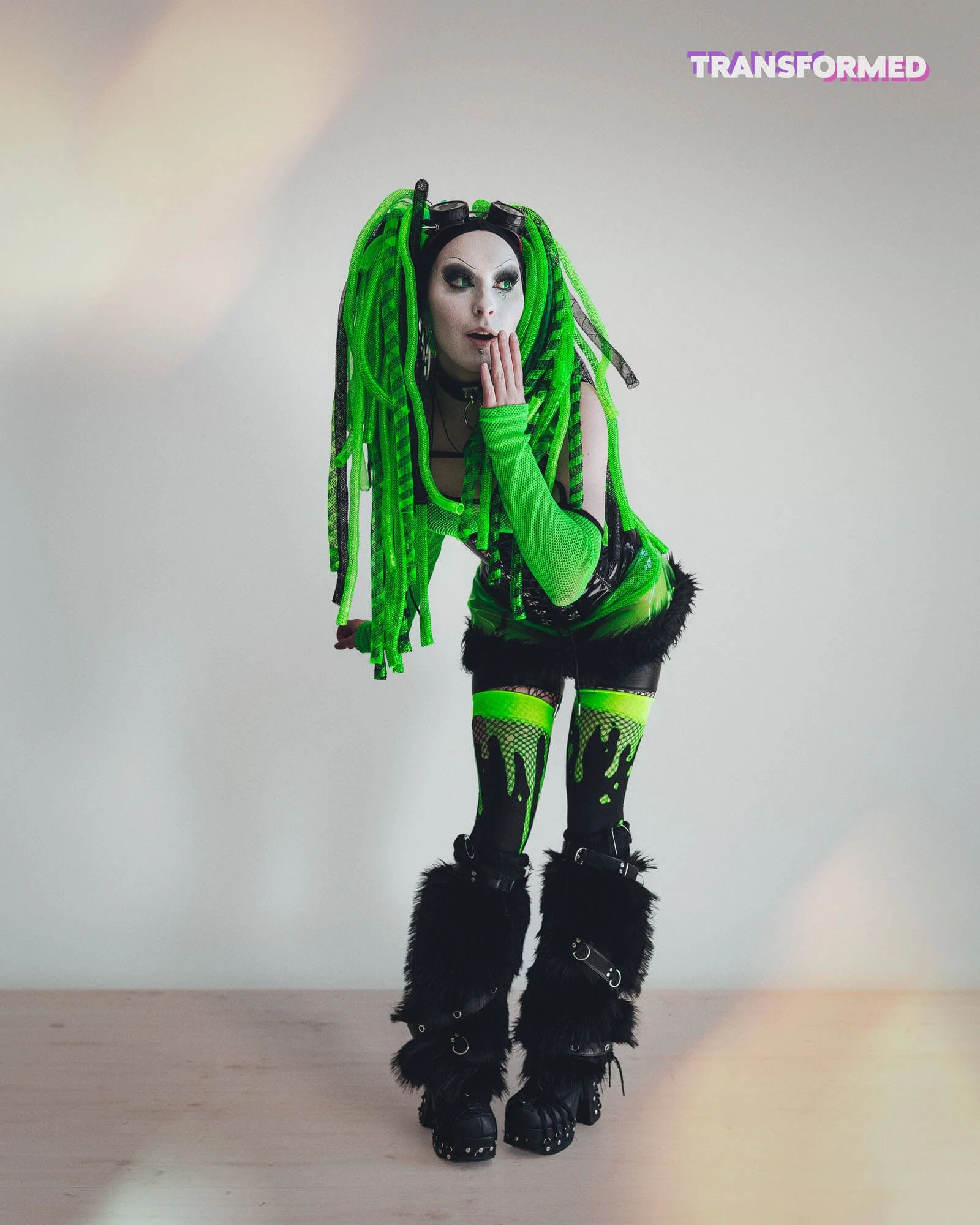 Cyber Goth nainen seisoo.