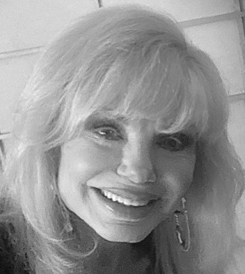 Loni Anderson │ Louie Comella REEL HUMANS Interview with Loni Anderson, actress known for playing Jennifer Marlowe on the CBS sitcom WKRP in Cincinnati in Palm Springs California ● www.reelhumans.com ● www-IVOXplus-com ●