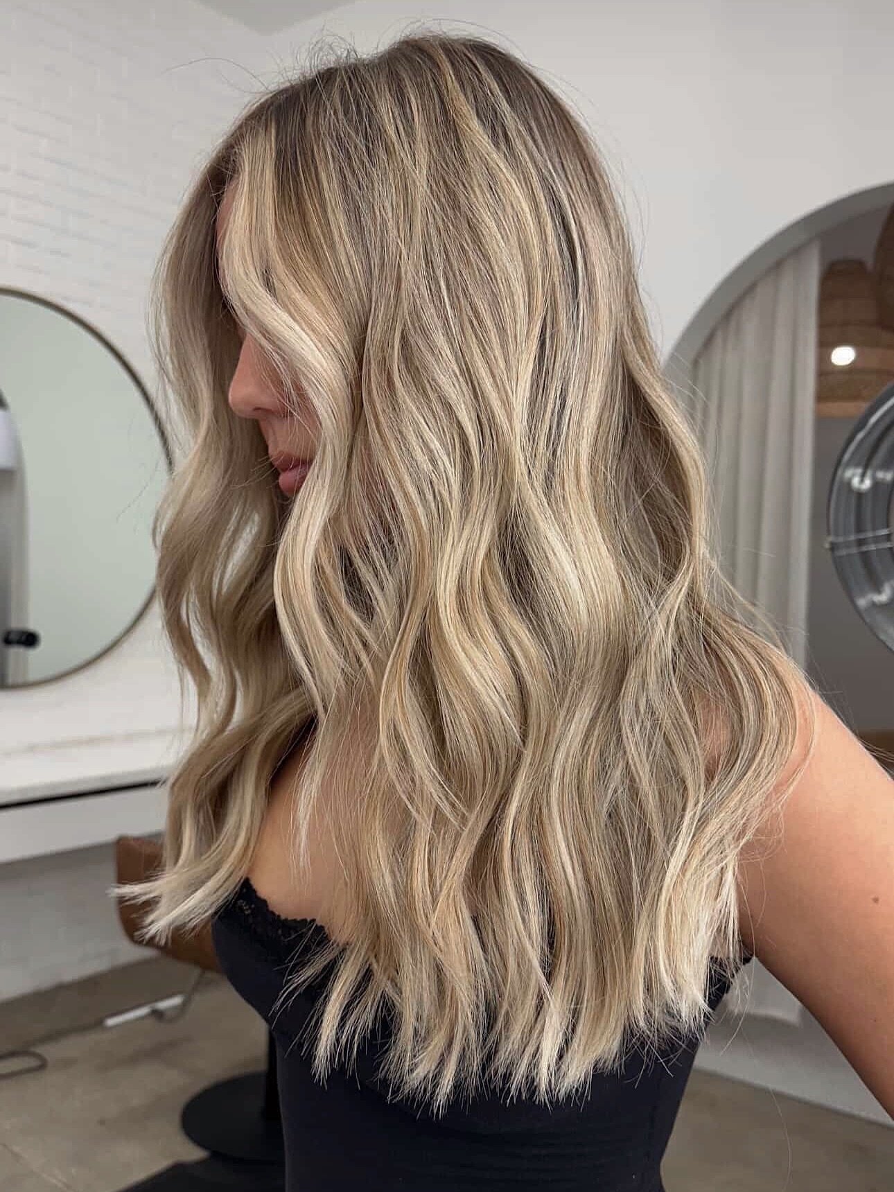 Fresh blonde + flexible hours? Amanda&rsquo;s got you. Perfect for the 9&ndash;5 girlies who need that PM appointment 😌