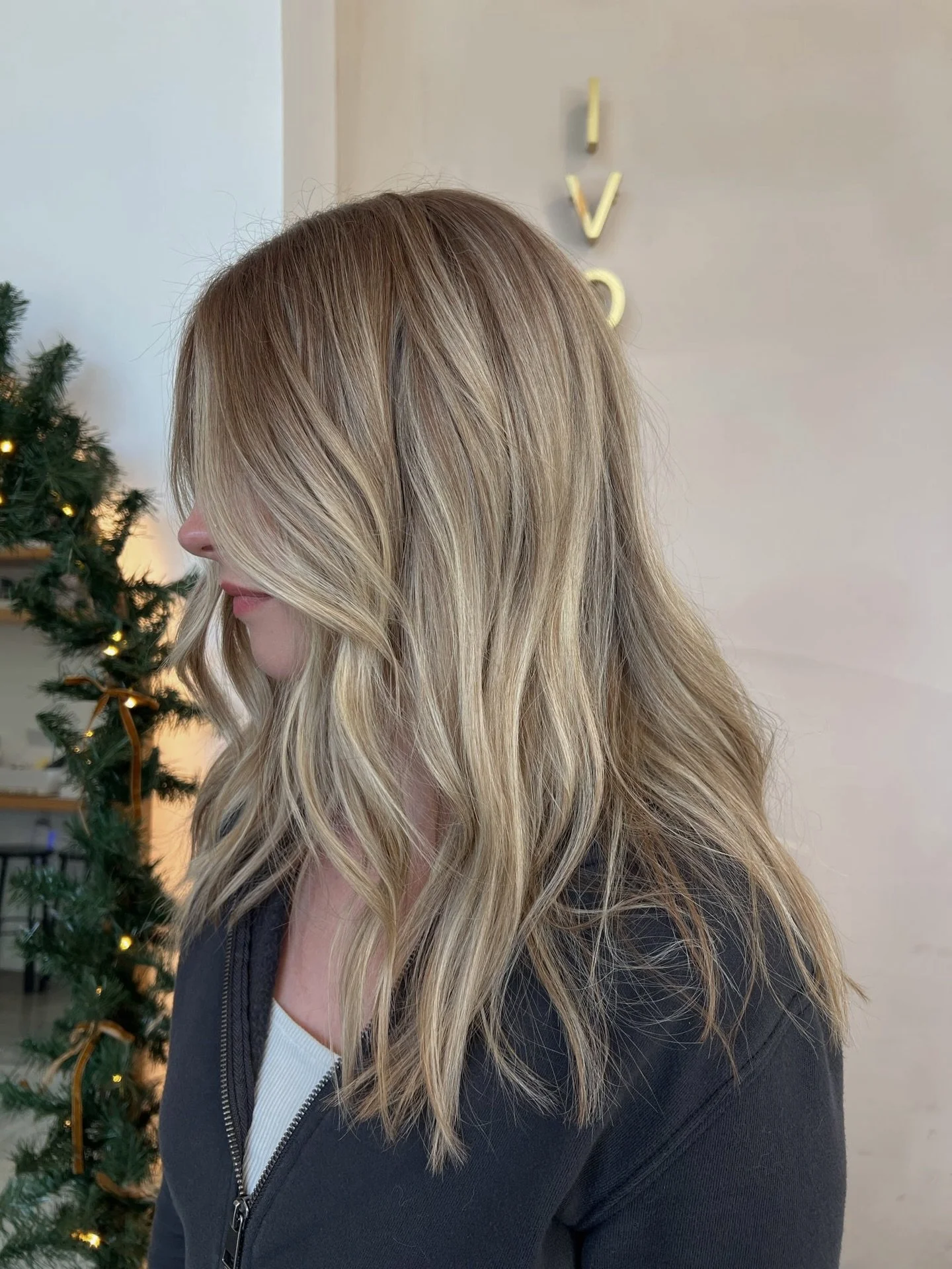 Dimension in all the right places ❄️
Winter blonde by @hairbybillijo