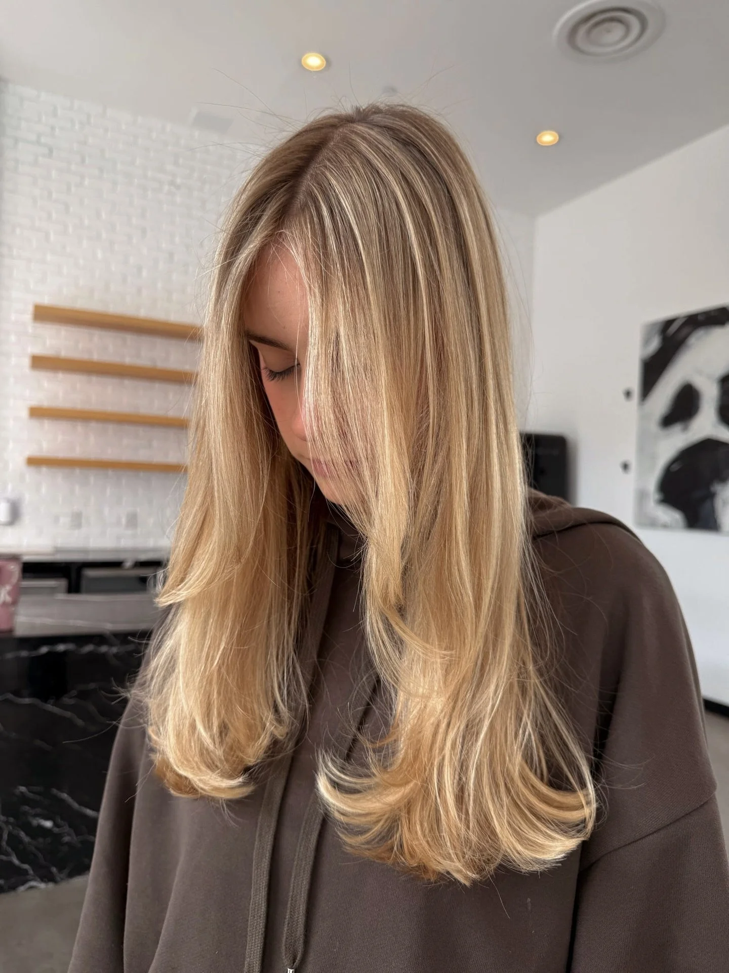 It&rsquo;s all in the layers 🤍 Light, bouncy, and effortlessly styled by @favianefajardo.hair