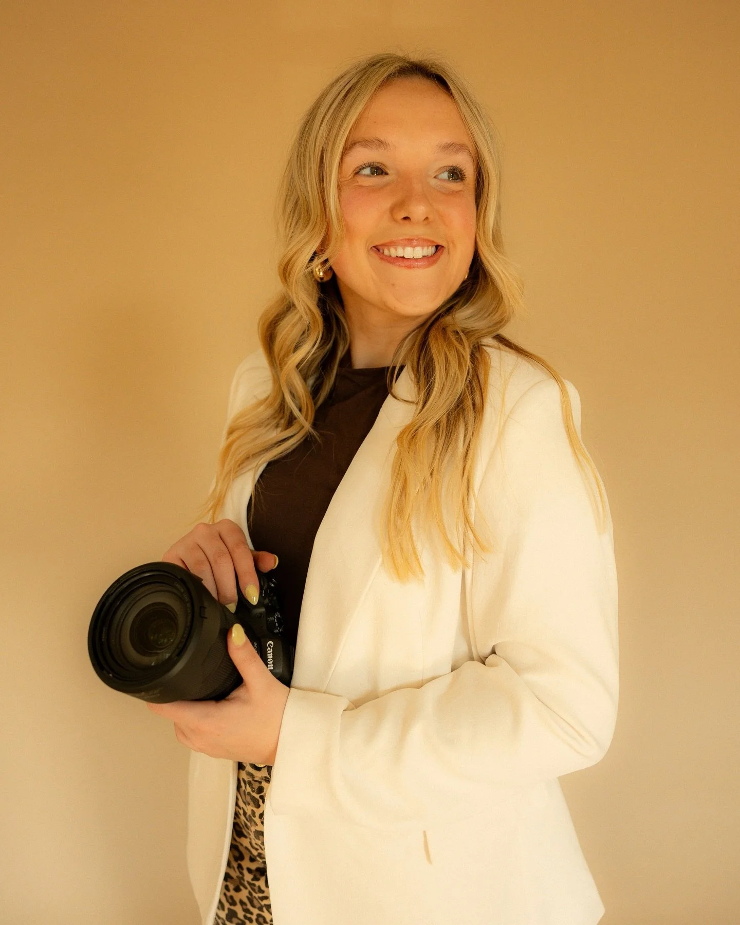 Meet your photographer, personal hype girl &amp; new bestie🤍🤪✨

So happy I had the opportunity to take some updated branding photos with my amazing boyfriend @travismathesonn 🤍

Looking for a photographer who makes every session truly feel like yo