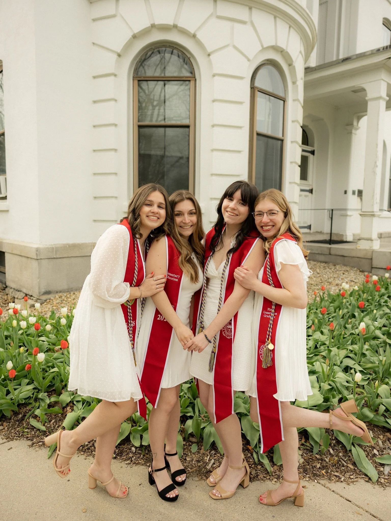 Congratulations to these beautiful girls!❤️🎓✨

I absolutely love graduation sessions &amp; am so grateful to all of my grad clients for trusting me to document this huge milestone in their lives🥹 

#photographer #mainephotographer #graduationphotos