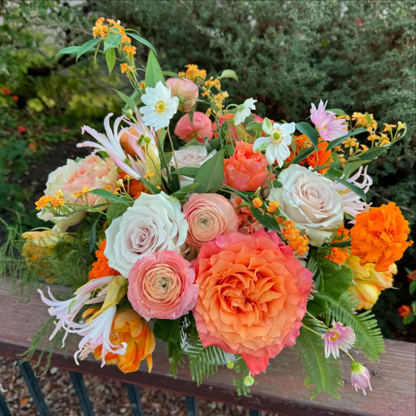 Still living off the good vibes from our MdTL Auction Fall Floral Party this weekend hosted by @merbrw 
So many delicious treats, laughs, and beautiful bouquets!

Hope you also had a great weekend!