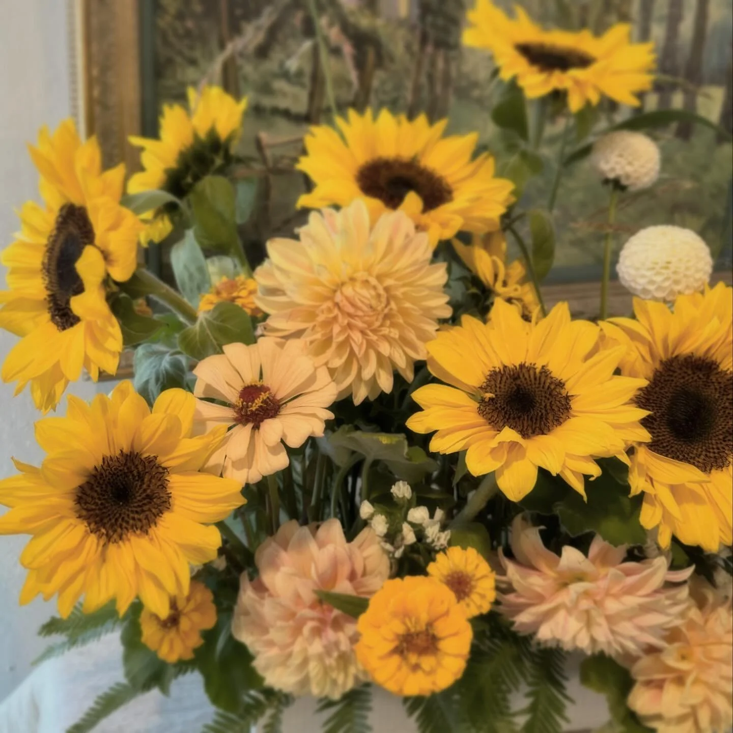 For a wife who loves sunflowers on her birthday 🌾🌻

Using beautiful local products from @gatherflora.sf and the @sfflowermart