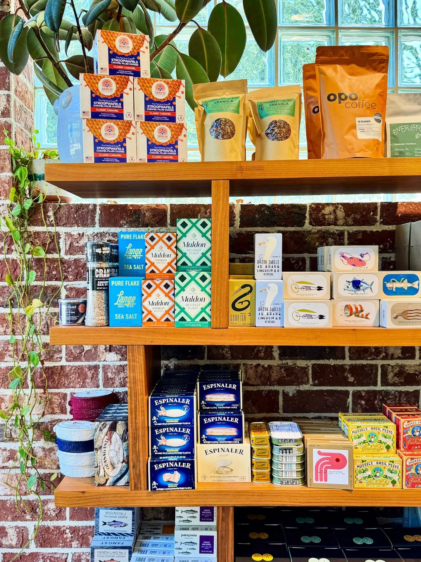 Our boxes looking cute on the shelves of the best bakery in Georgia💃🏻 @evergreenbutcherandbaker Did you know that they use our salt in all of their breads too?🧂🌊☺️
@creaturetheory

#flakesalt flakesalt #shopsmall #bakery #evergreenbutcherandbaker