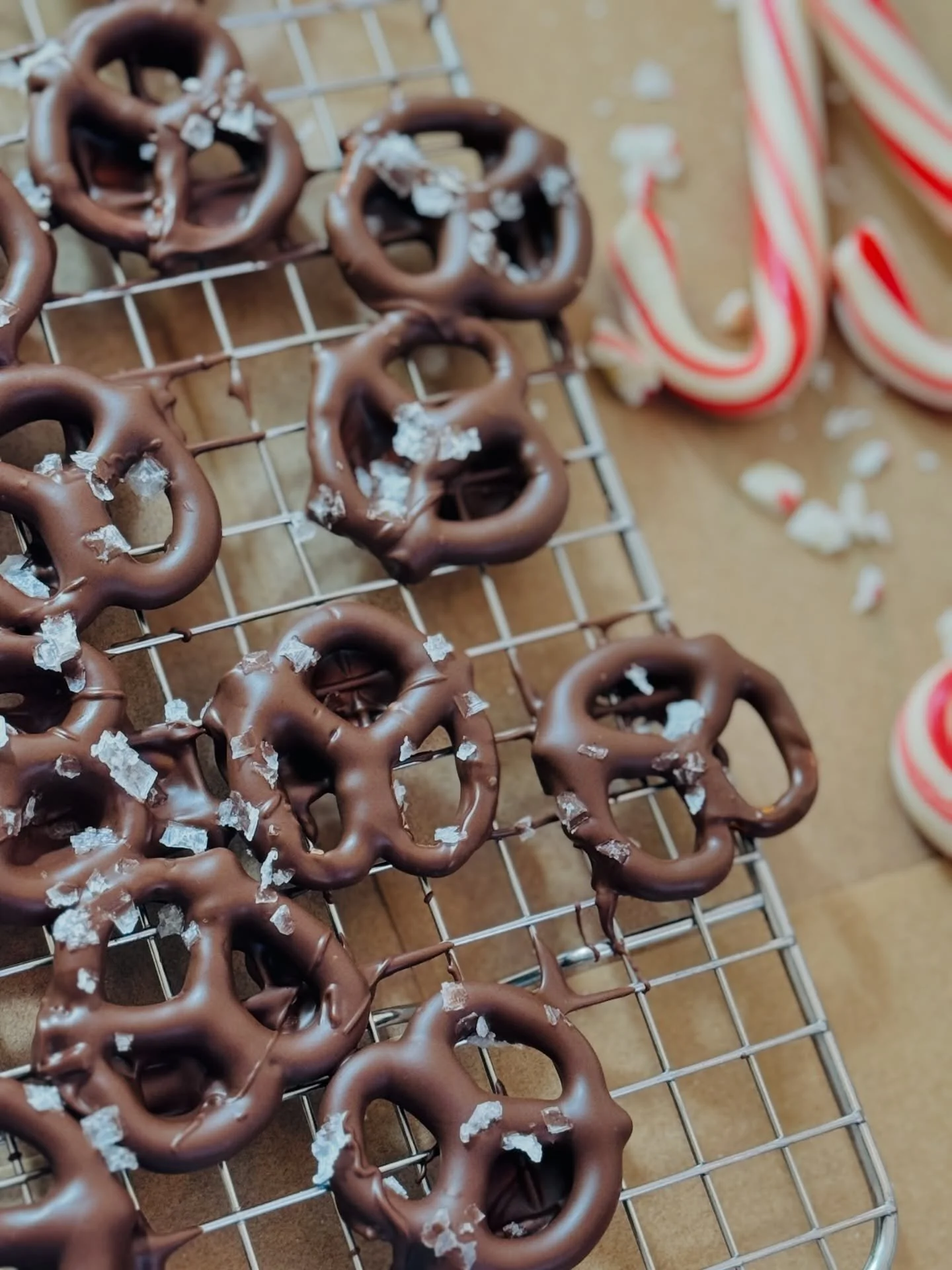 A little holiday cheer, finished with our flaky diamonds 🌊🧂✨
Grab mini pretzels, dark or semi-sweet chocolate, melt, dip, sprinkle with Lange flaky sea salt, and enjoy 🎄

Shop now: langesalt.com

#langesaltco #salt #christmastreats