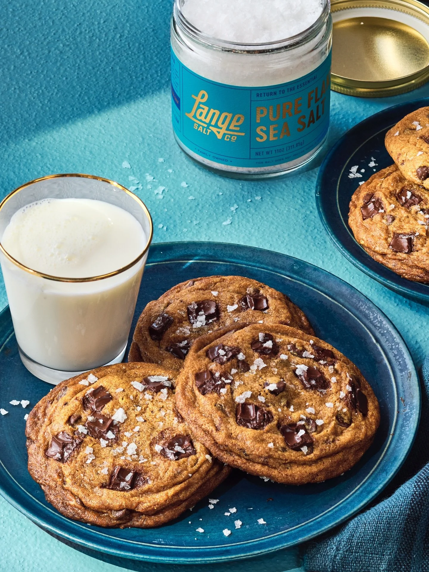 A sweet &amp; salty grand finale to the week. Heading into the weekend like this 🌊🧂🍪

www.langesalt.com

#chefapproved #langesalt #salt #chocolatechipcookies🍪