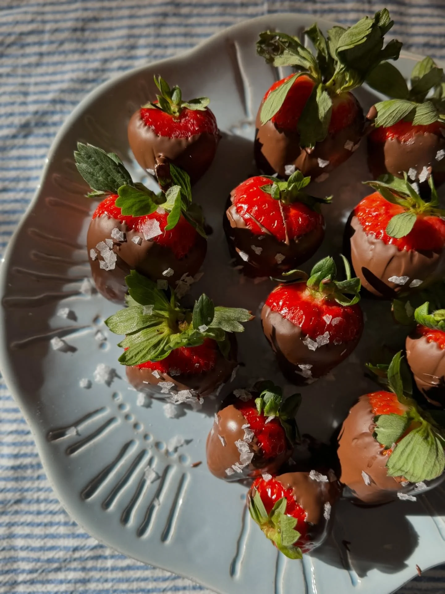 The ultimate Valentine&rsquo;s combo 🍫🧂🍓

www.langesalt.com

#langesaltco #seasalt #chef #baking #valentinestreat