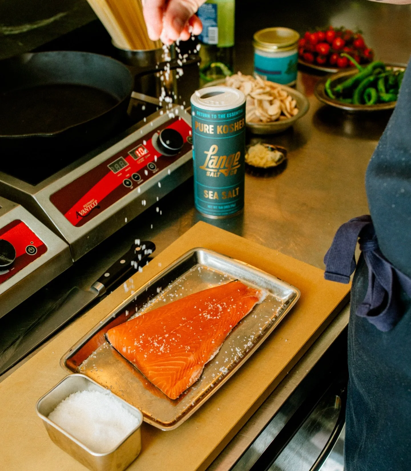 Chef Approved 😉🌊🧂

Shop now: www.langesalt.com

📸: @abbypullicincreativeco 

#chefapproved #seasalt #salt #charlestonsc #cooking