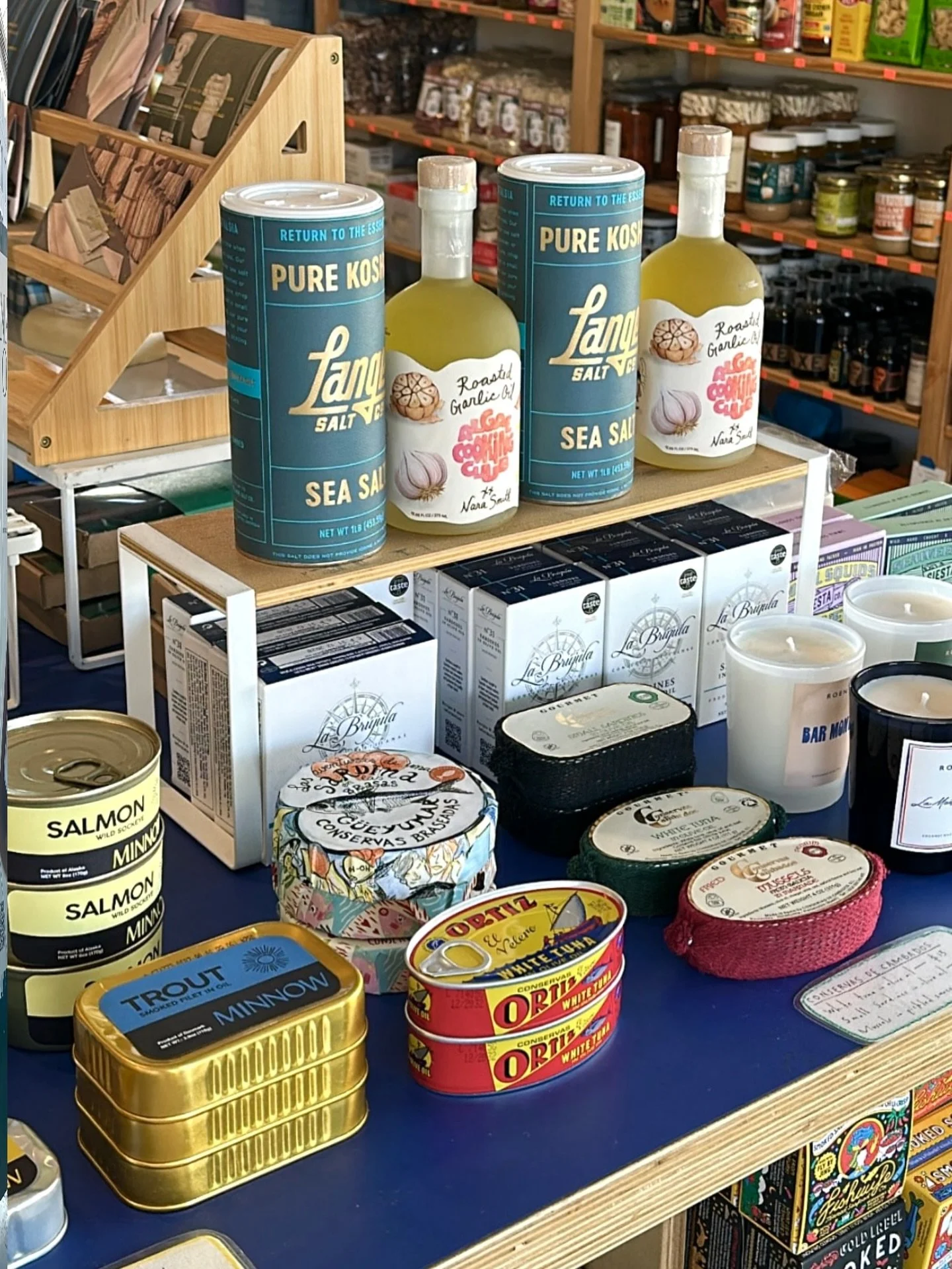 Lange Salt looking pretty on the shelves with our neighbors @naraaziza @algaecookingclub and @fishwife 🧂🌊😍