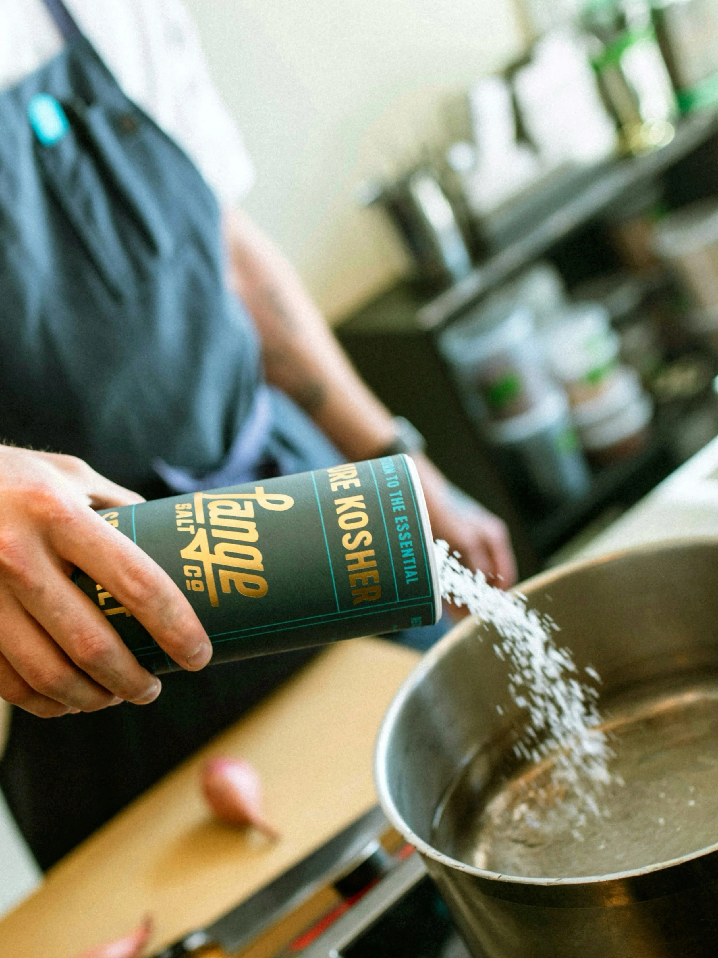 Your pasta water should taste like the ocean. 🌊🍝🧂
One of the simplest ways to make better pasta starts before the noodles ever hit the pot. Professional chefs often recommend salting your water generously, about 2 tablespoons of kosher salt per ga